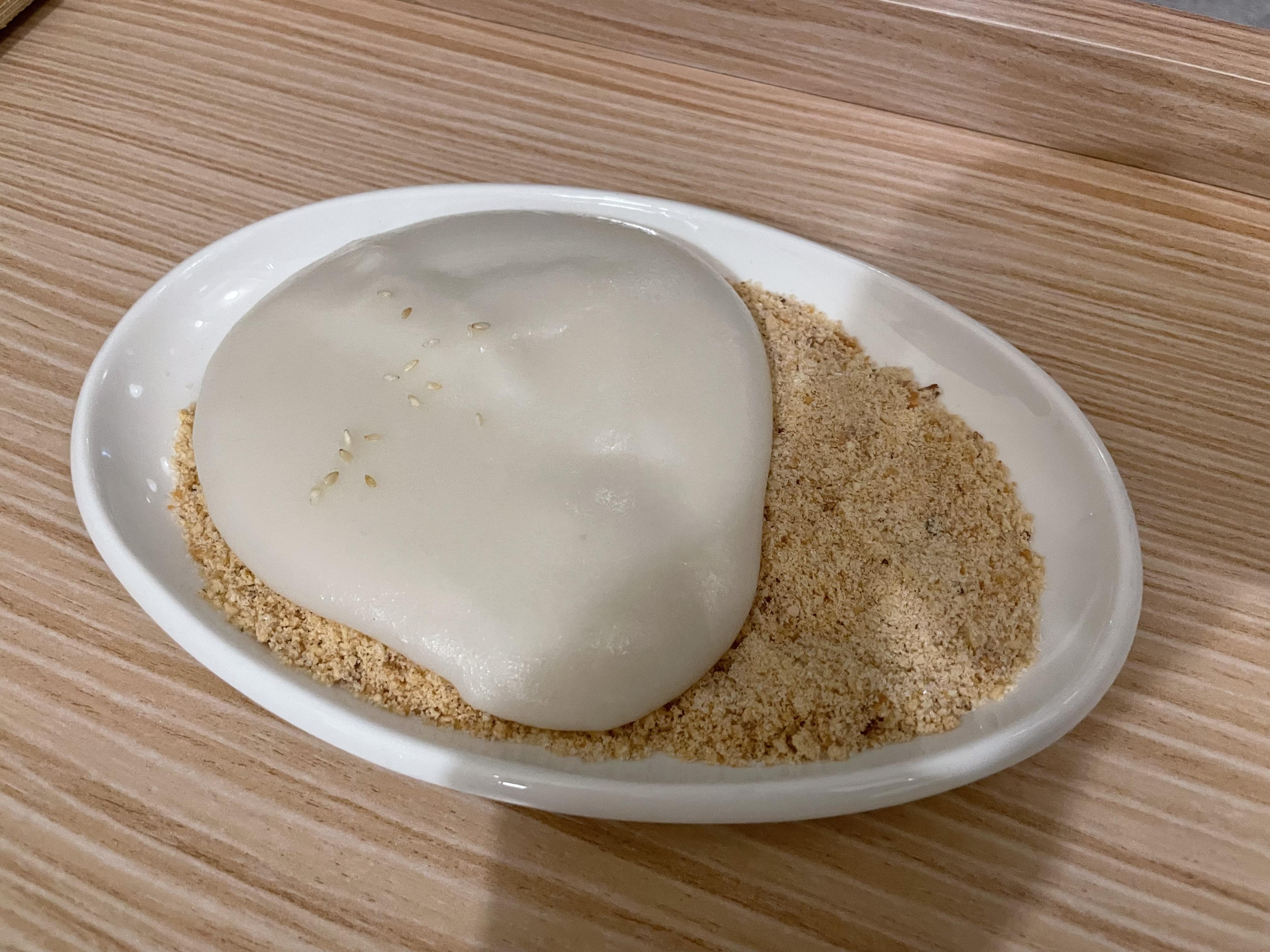 客家麻糬足足有一個拳頭般大。