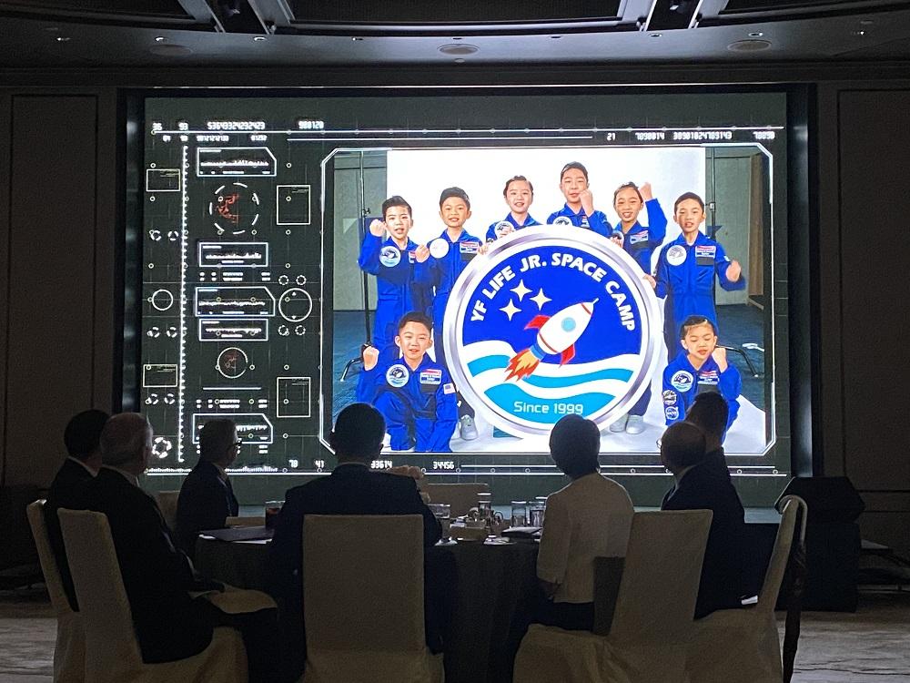 小太空人一飛衝天│小太空人首站為美國亨茨維爾太空訓練營,從中接受了多項具挑戰性的模擬太空人訓練。