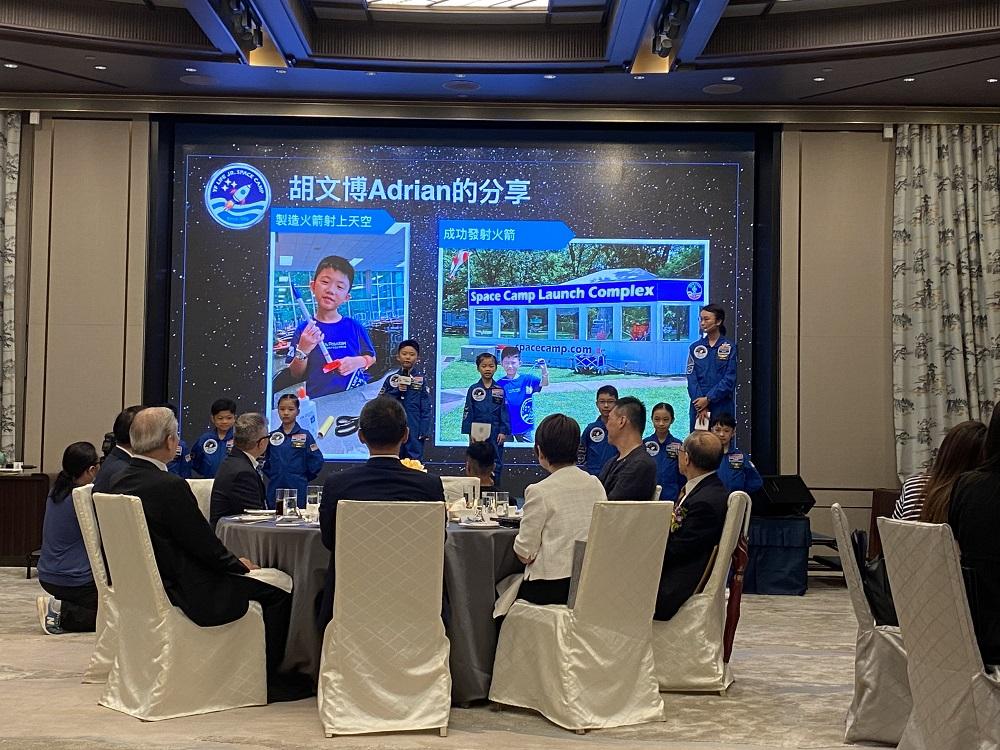 小太空人一飛衝天│小太空人首站為美國亨茨維爾太空訓練營,從中接受了多項具挑戰性的模擬太空人訓練。