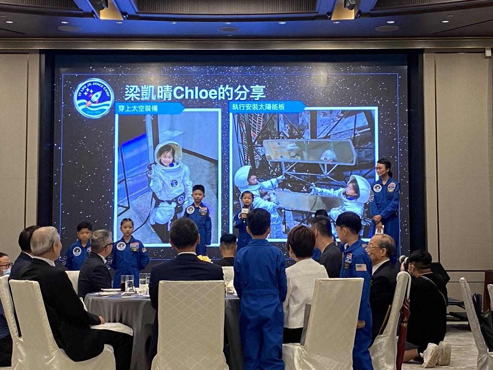 小太空人一飛衝天│小太空人首站為美國亨茨維爾太空訓練營,從中接受了多項具挑戰性的模擬太空人訓練。