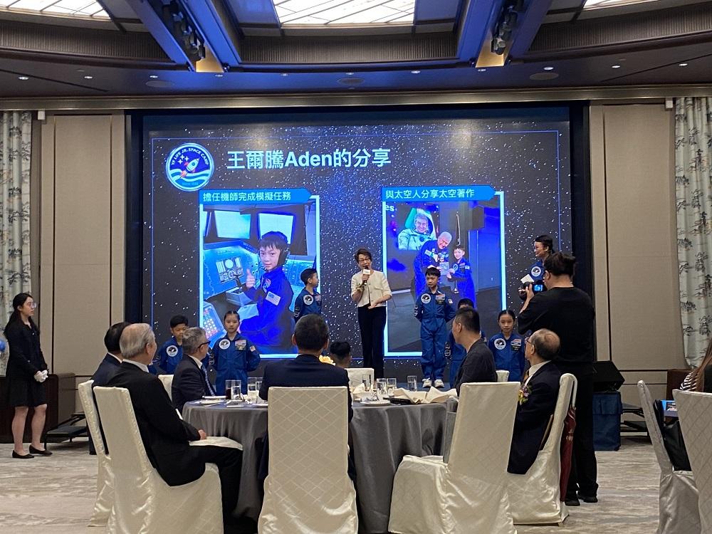 小太空人一飛衝天│小太空人首站為美國亨茨維爾太空訓練營,從中接受了多項具挑戰性的模擬太空人訓練。