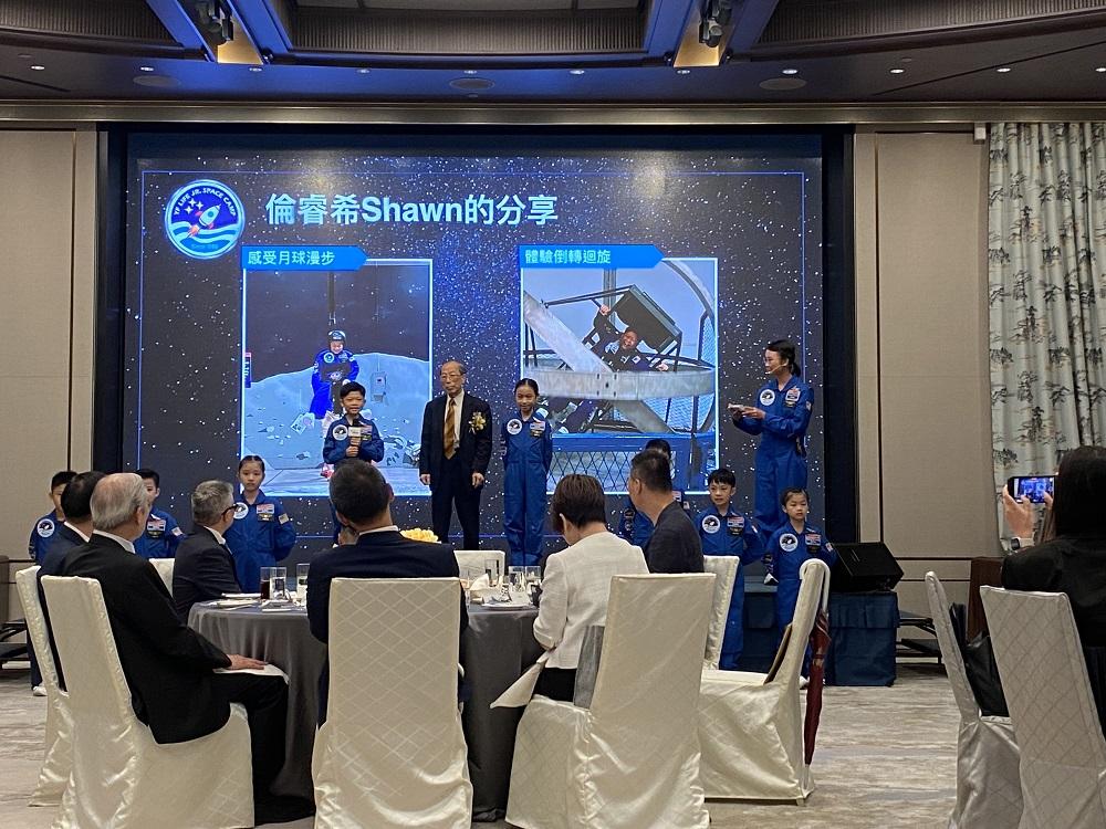 小太空人一飛衝天│小太空人首站為美國亨茨維爾太空訓練營,從中接受了多項具挑戰性的模擬太空人訓練。