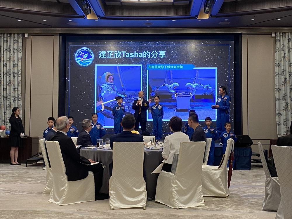 小太空人一飛衝天│小太空人首站為美國亨茨維爾太空訓練營,從中接受了多項具挑戰性的模擬太空人訓練。