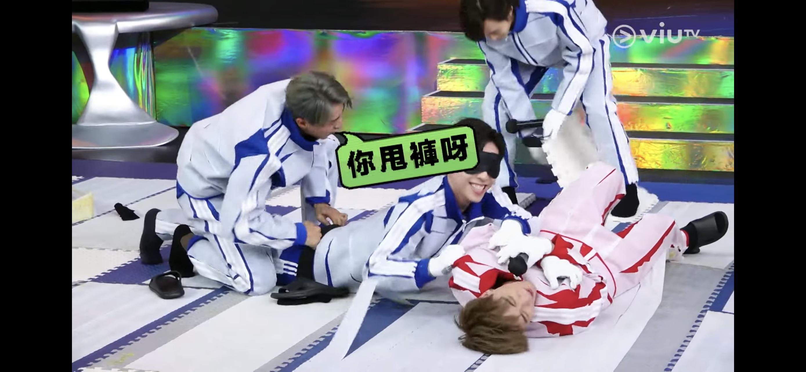 AK高呼Edan甩褲,連忙幫他抽起褲子。