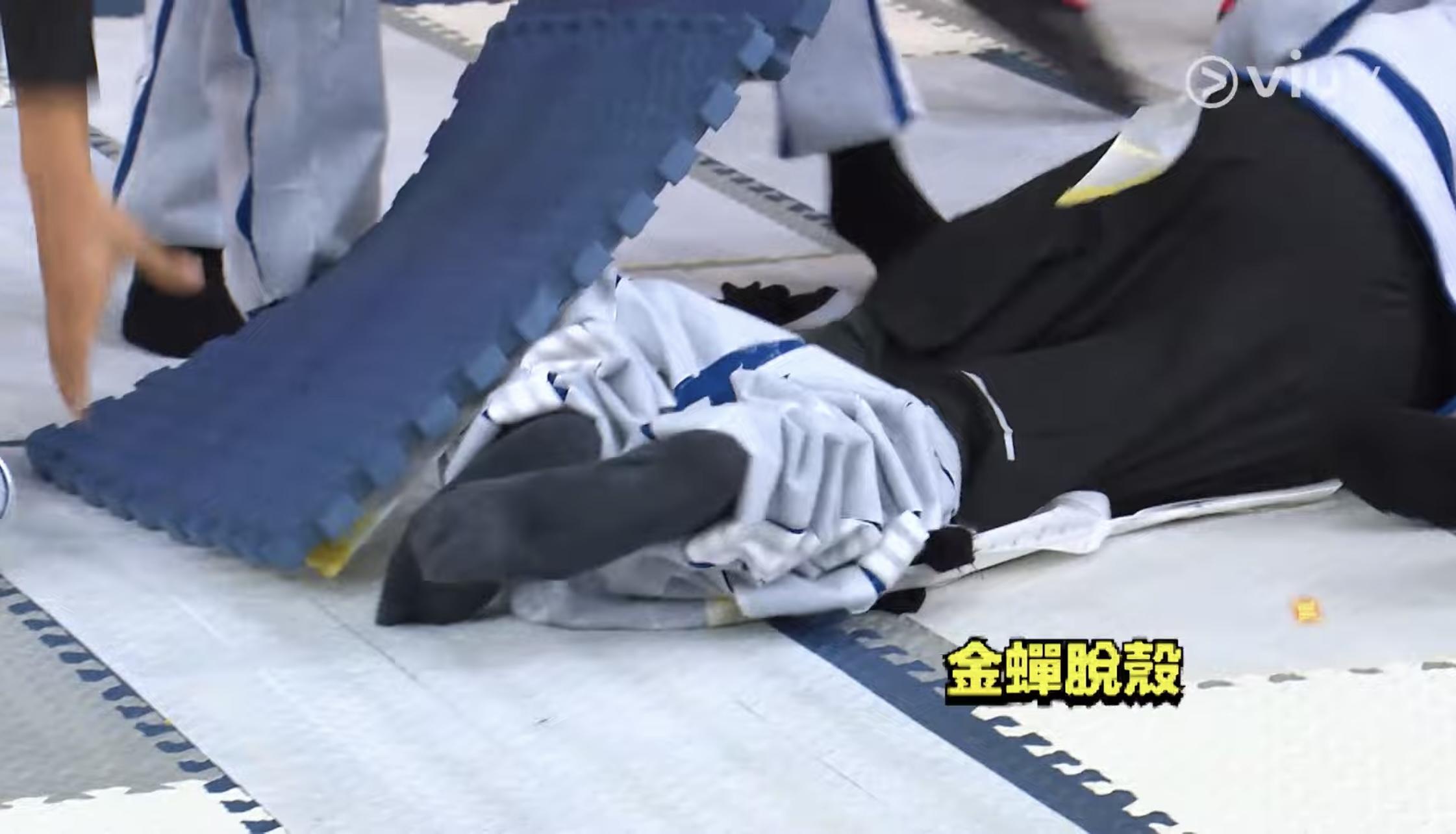 Edan爬到「金蟬脫褲」。