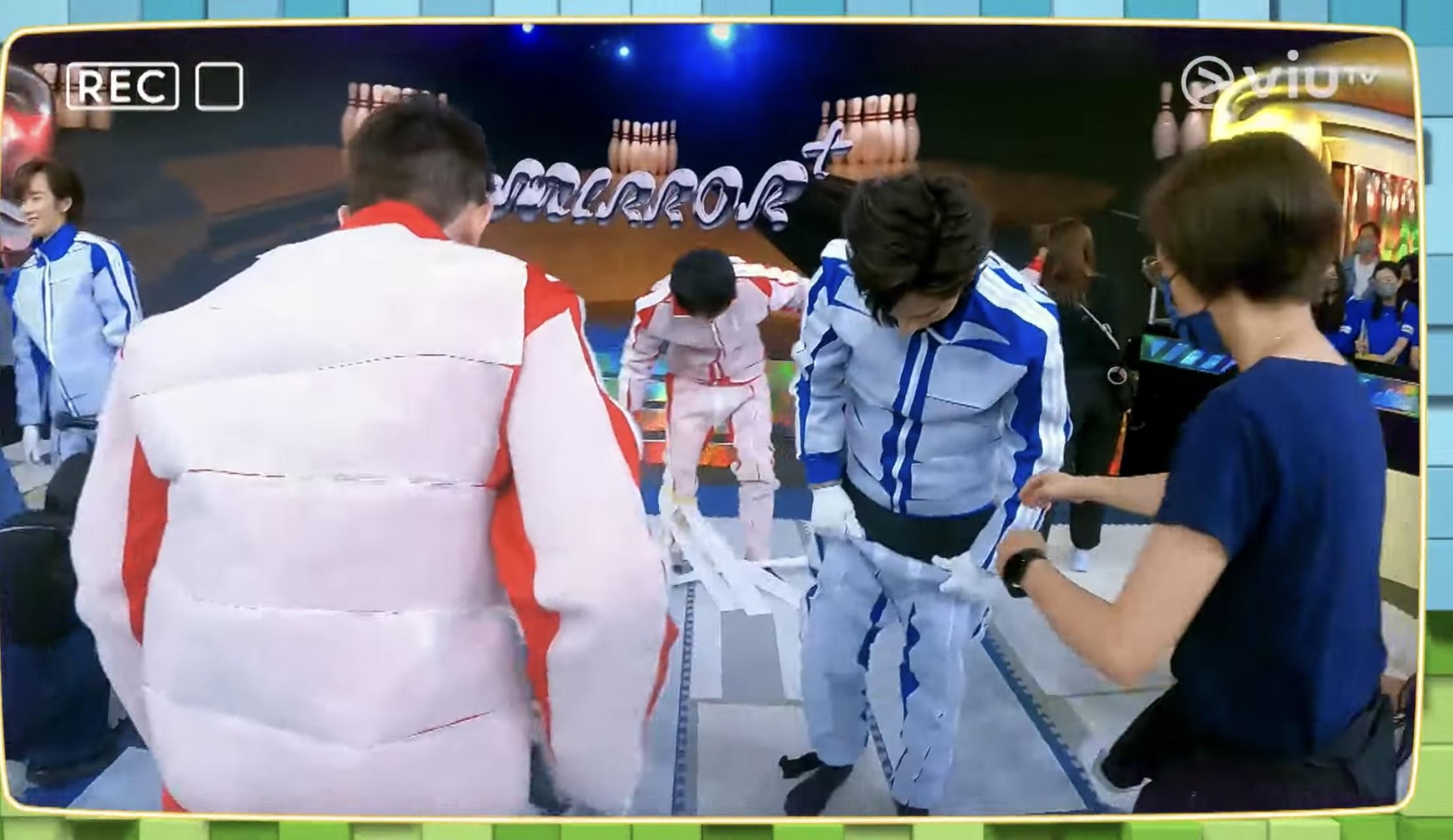 Edan邊行邊穿褲。