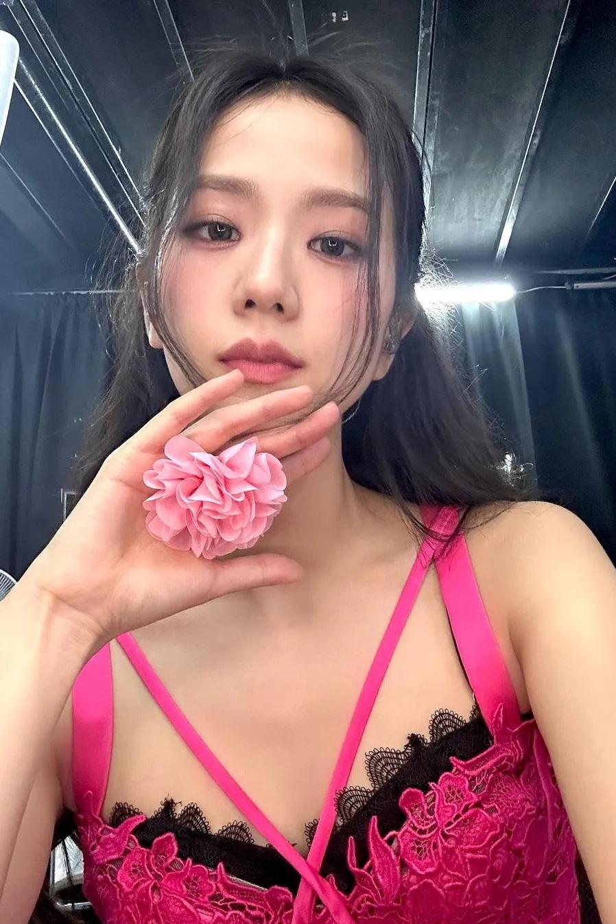 BLACKPINK成員Jisoo,與35歲人氣男星安普賢譜出戀曲。