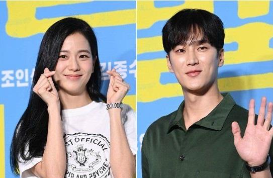 Jisoo與安普賢相差七年,身高更有25cm差距。