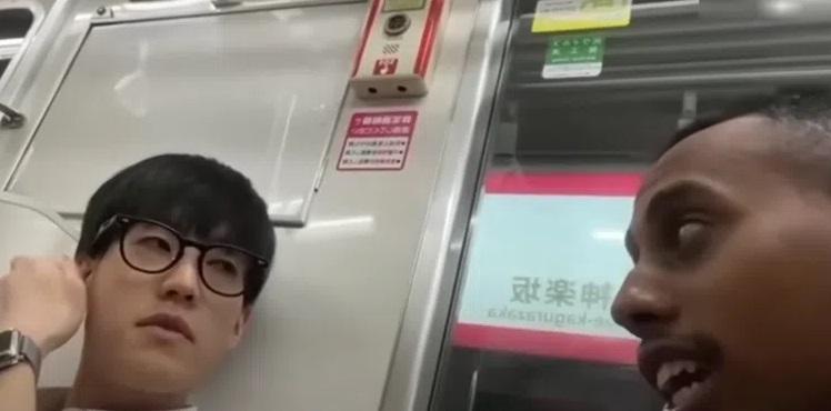 Johnny Somali之前在日本挑釁日本人。(網上圖片)