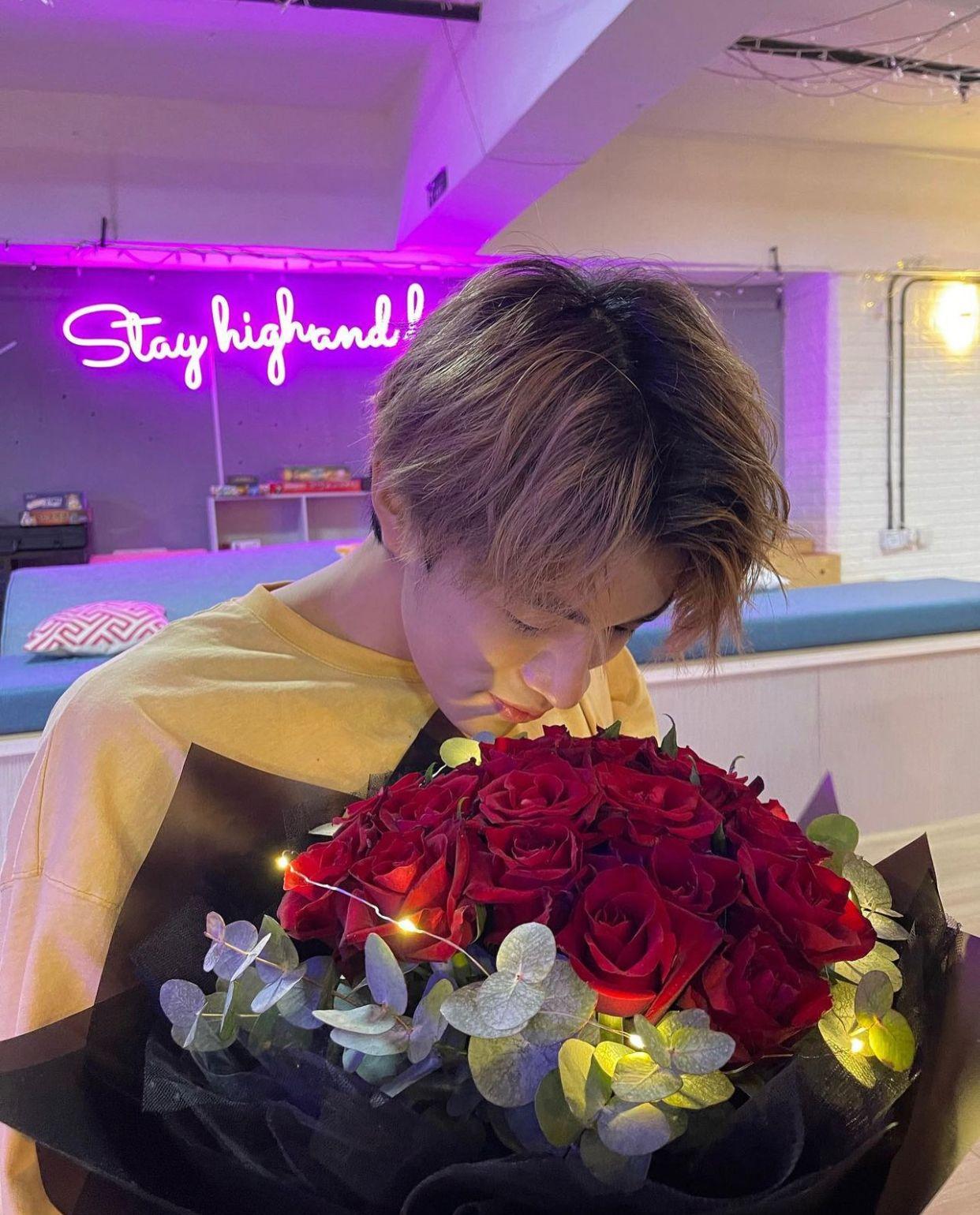 Kakit表示人生第一次收花。