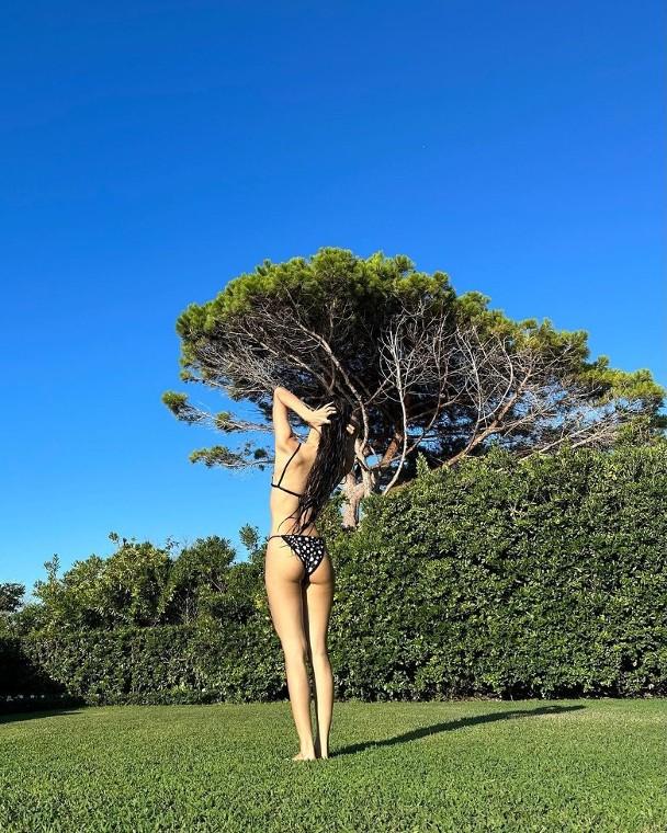 Lisa難得大解放,更公開比堅尼寫真。