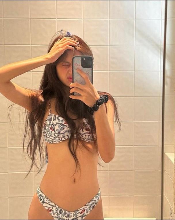 Lisa難得大解放,更公開比堅尼寫真。