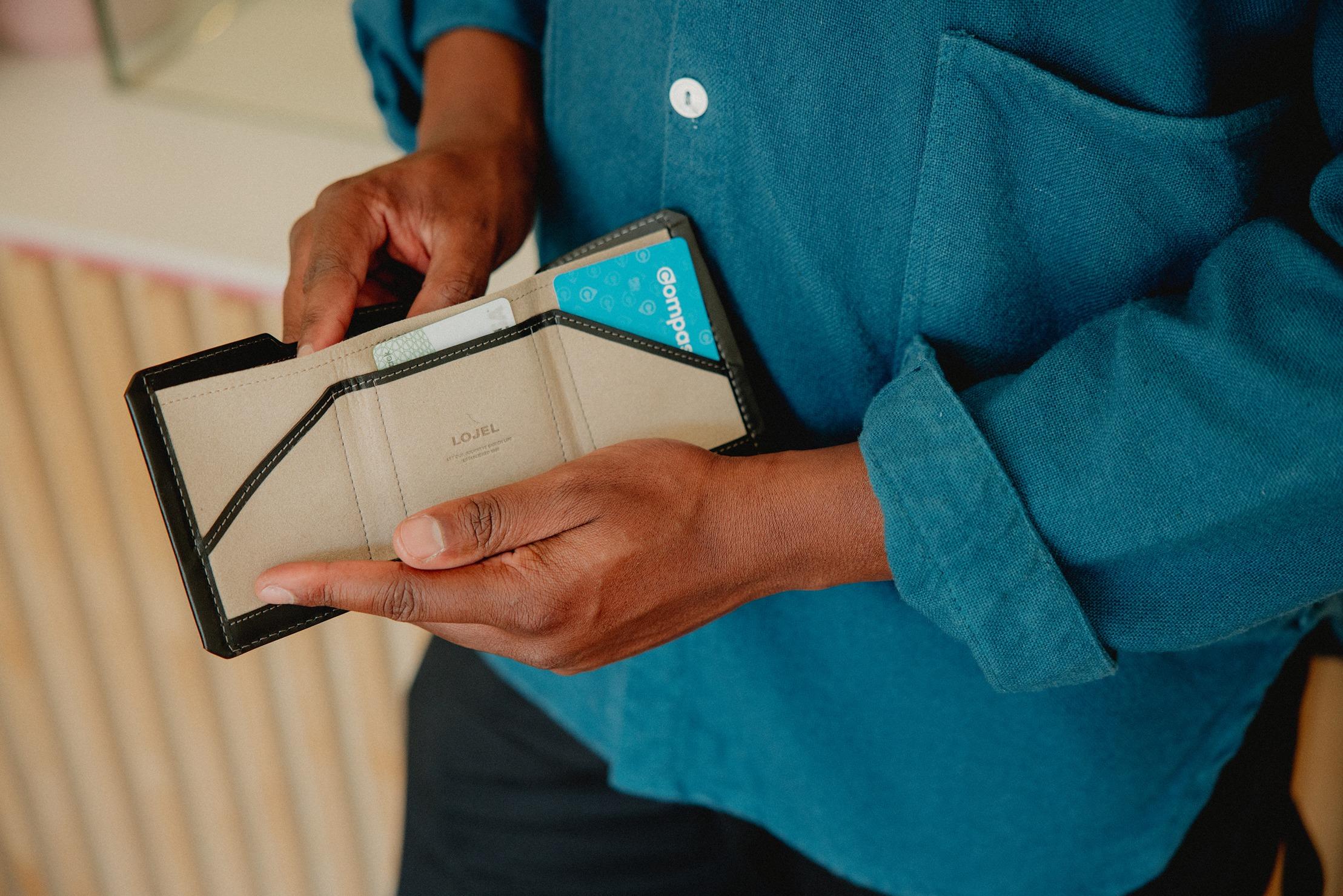 Iloj 輕薄皮革錢包的三摺設計,增添更多空間放置紙幣及最多可容納8張卡片。