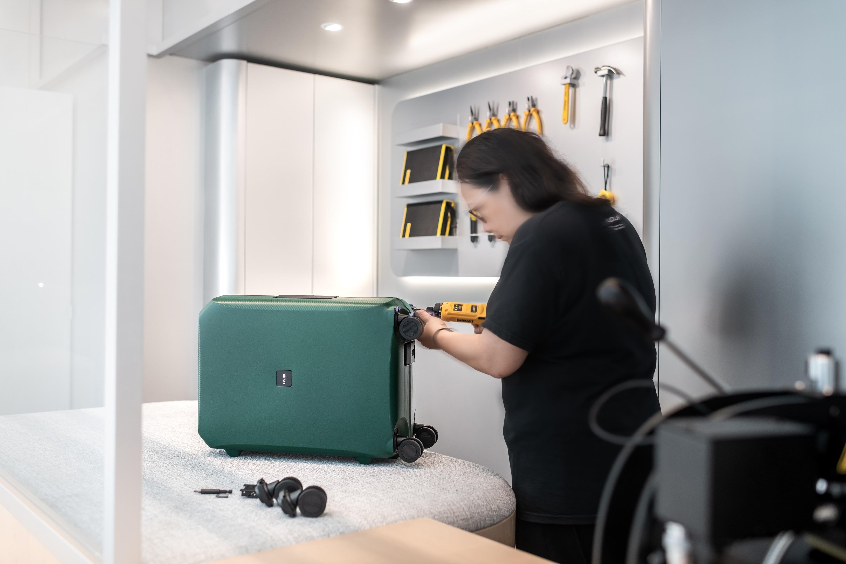 LOJEL Lab特設旅行用品修復區,顧客可現場觀看產品修復過程。