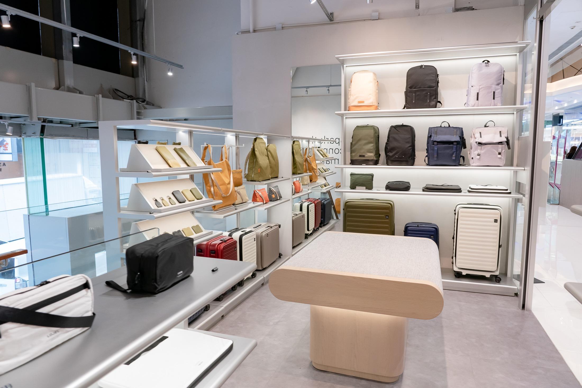 LOJEL Lab展示多款產品,包括行李箱、旅行袋、背包及各類型旅行配件。