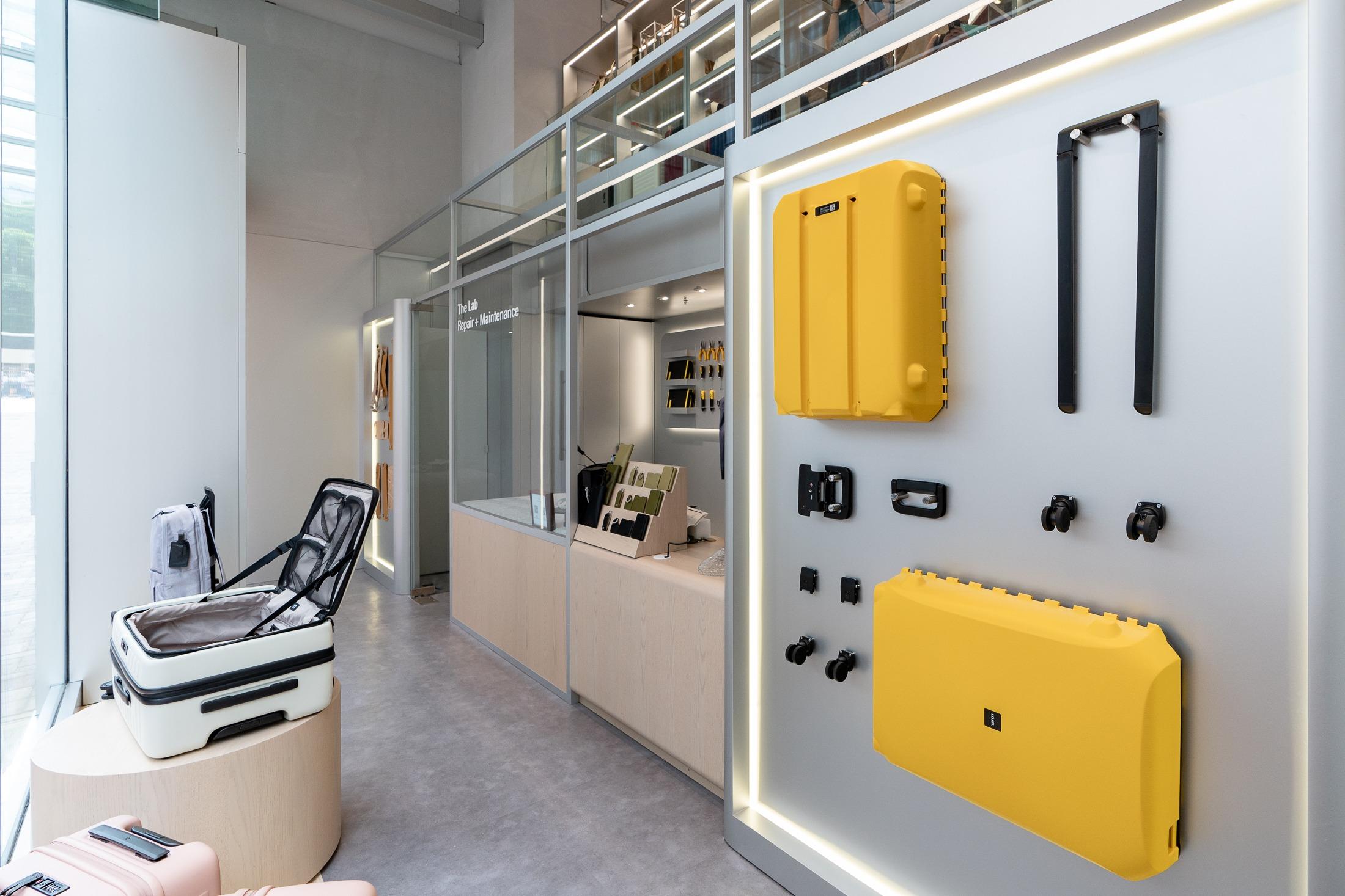 LOJEL Lab展示多款產品,包括行李箱、旅行袋、背包及各類型旅行配件。