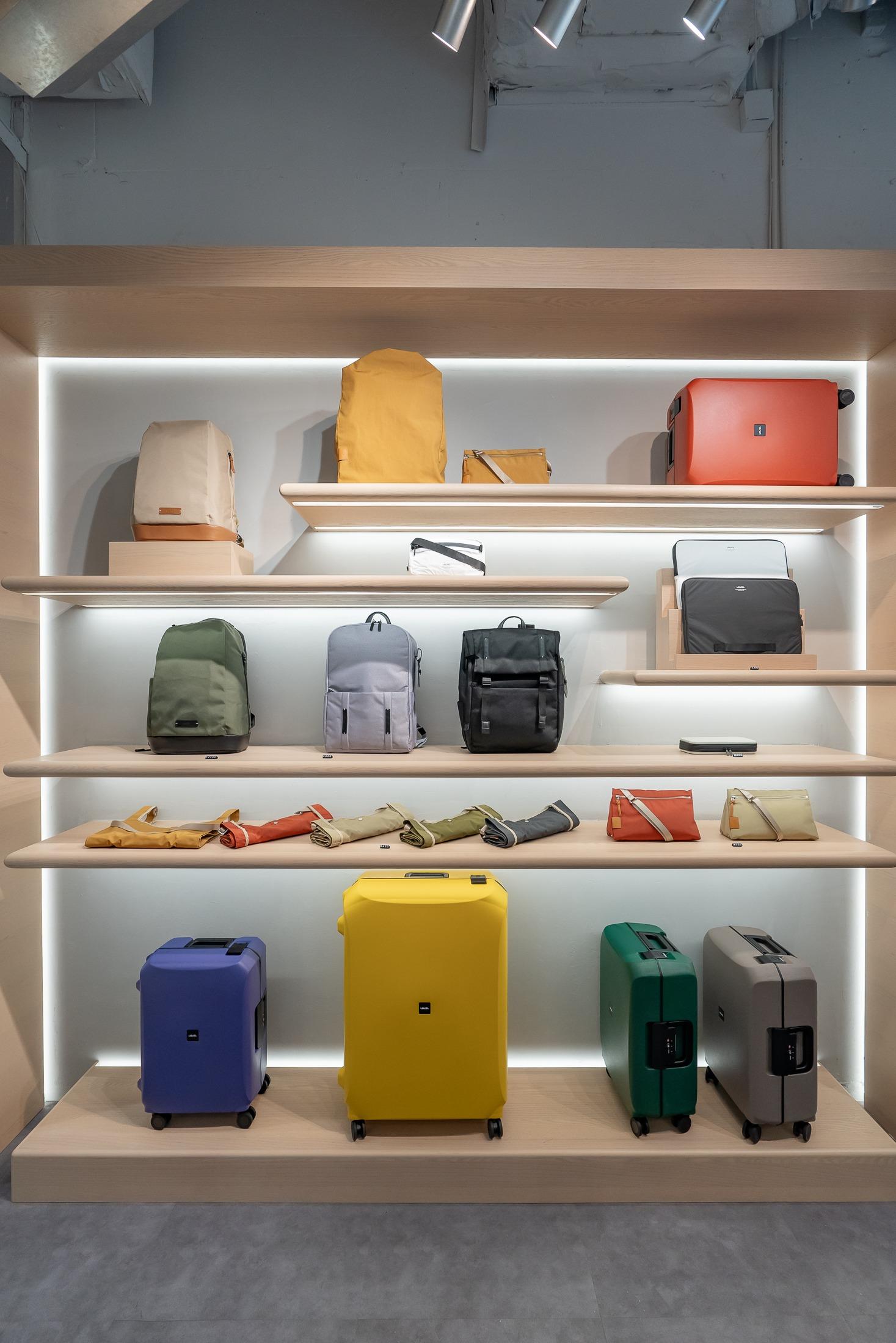 LOJEL Lab展示多款產品,包括行李箱、旅行袋、背包及各類型旅行配件。