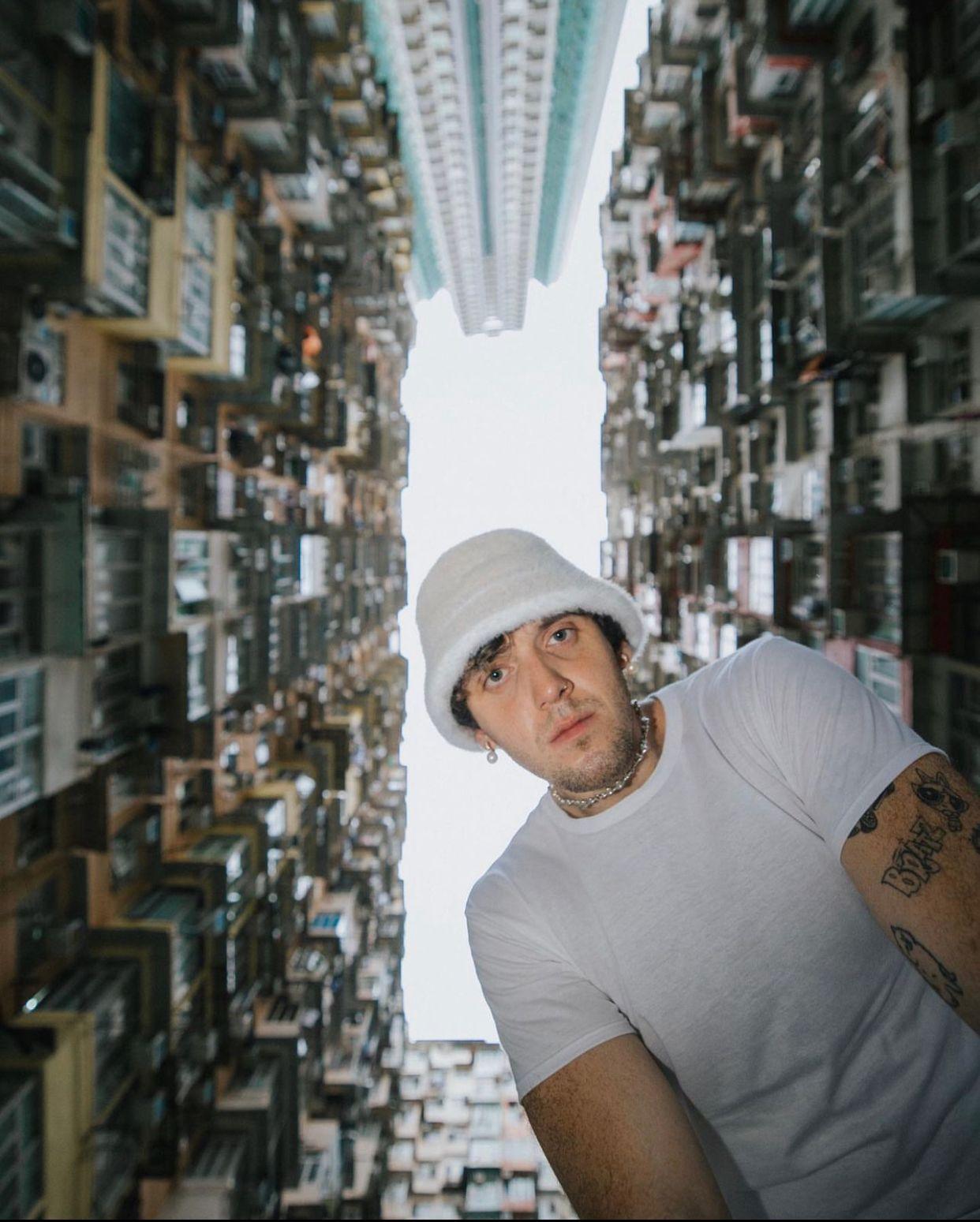 Lauv到了鰂魚涌海山樓打卡。