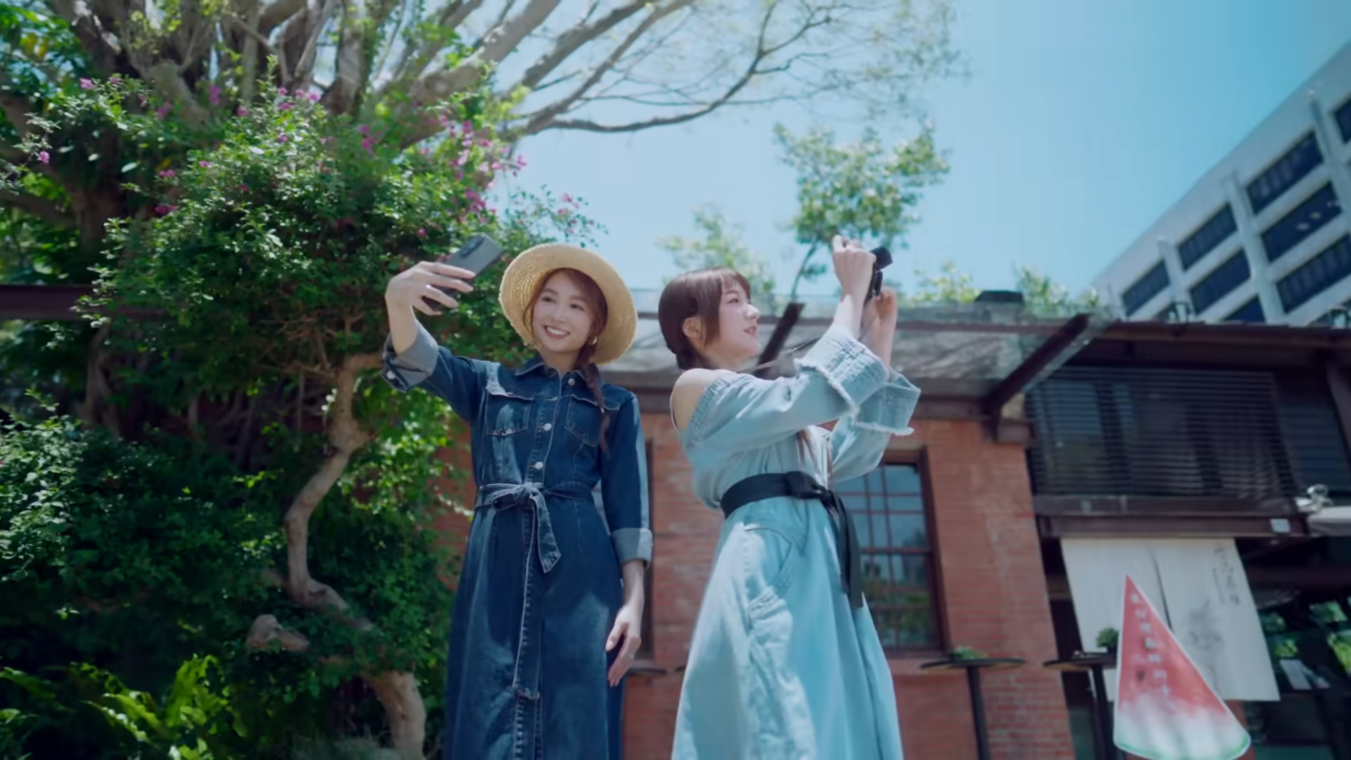 Lolly Talk 《四方帽之約》走校園風。