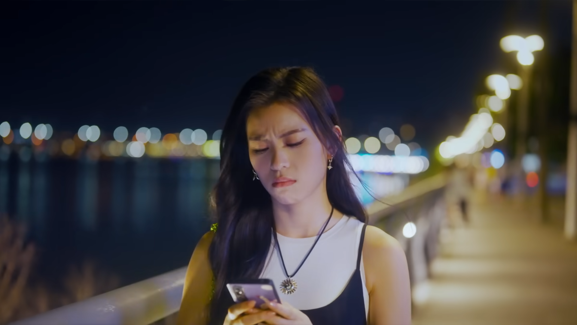 Lolly Talk 《四方帽之約》走校園風。