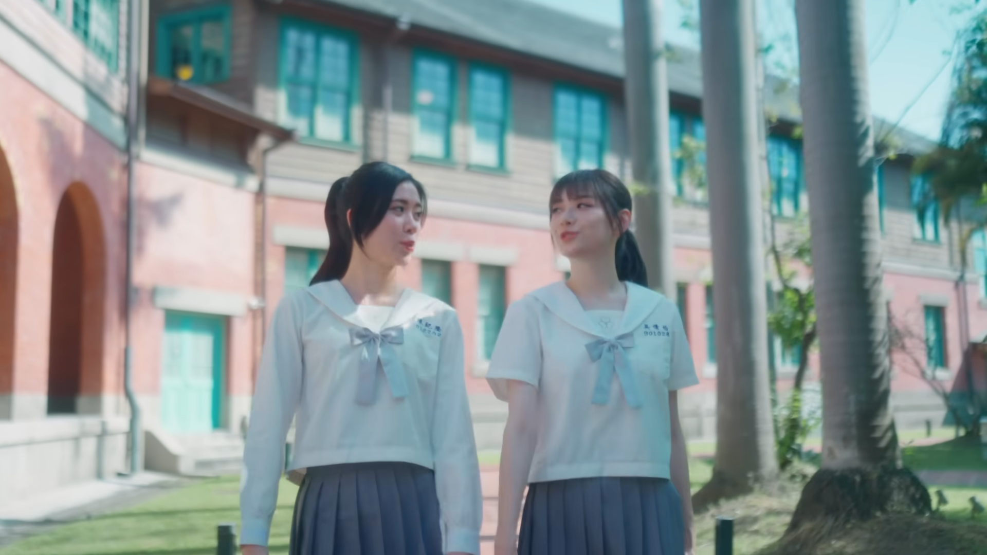 Lolly Talk 《四方帽之約》走校園風。