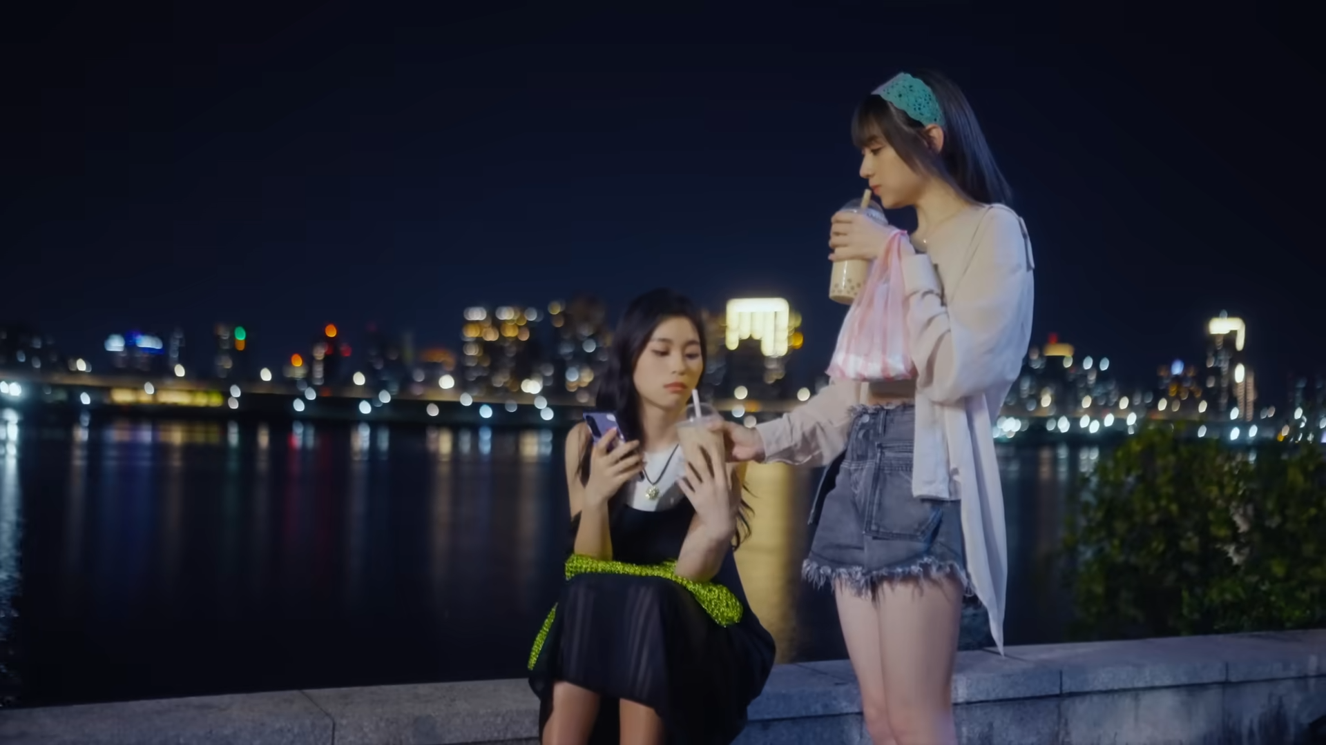 Lolly Talk 《四方帽之約》走校園風。