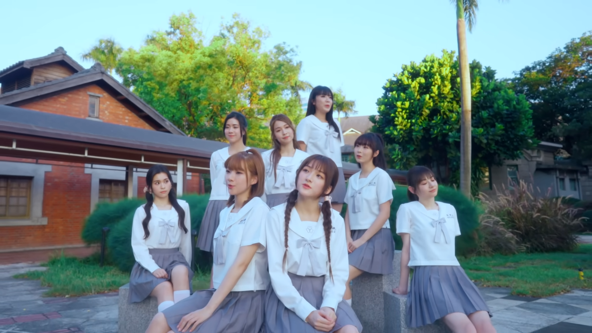 Lolly Talk 《四方帽之約》走校園風。