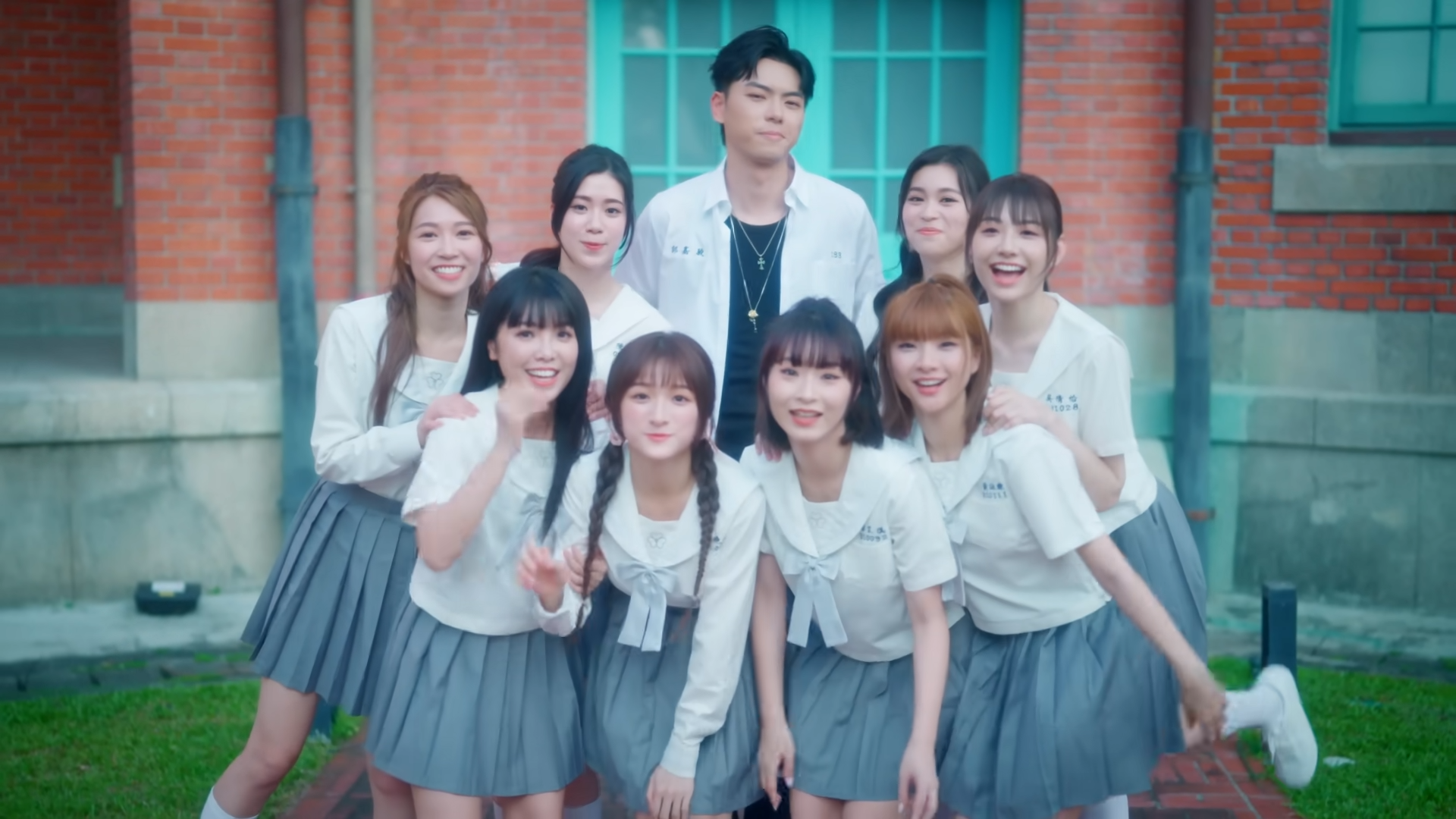 Lolly Talk 《四方帽之約》走校園風。