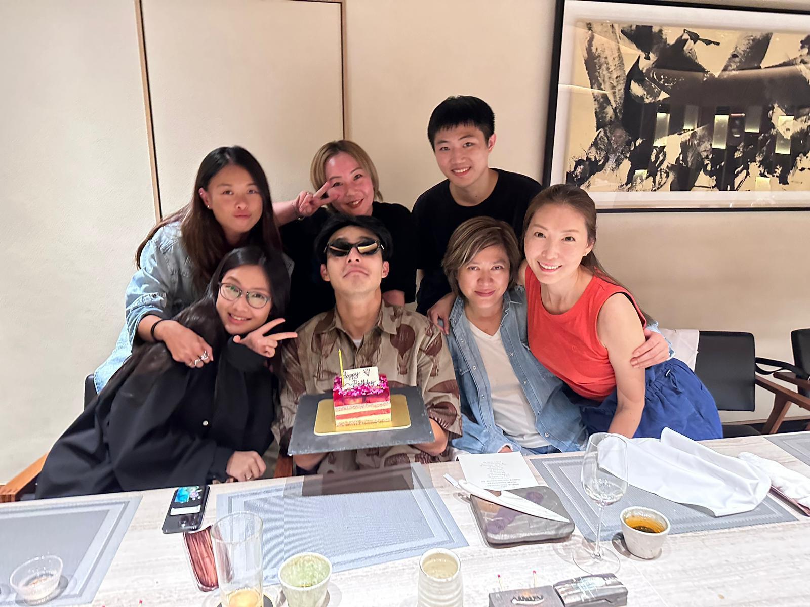 日前Mandy與老闆Kim為陳昊森在港慶祝生日。