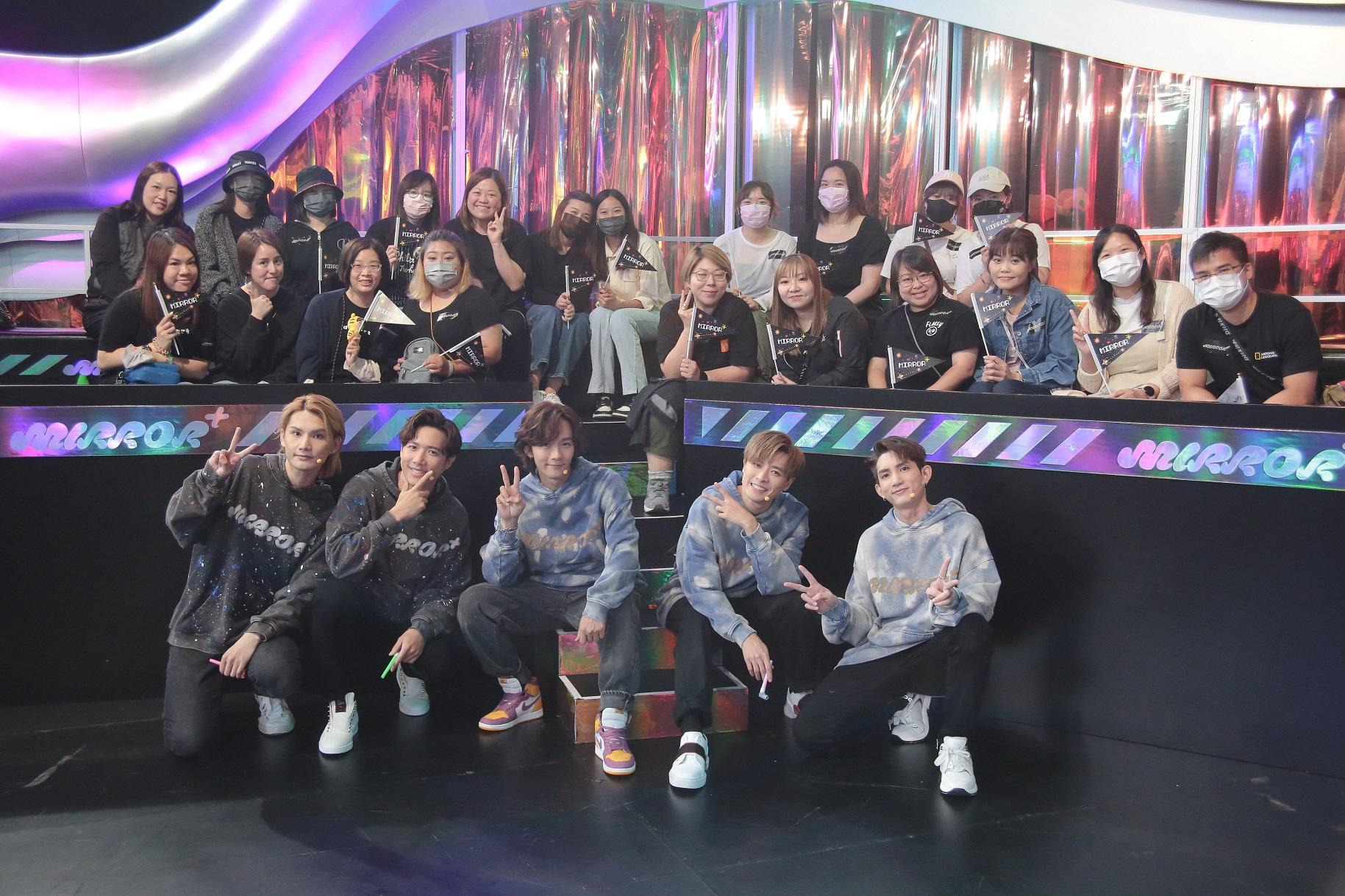 MIRROR成員和現場觀眾合照。