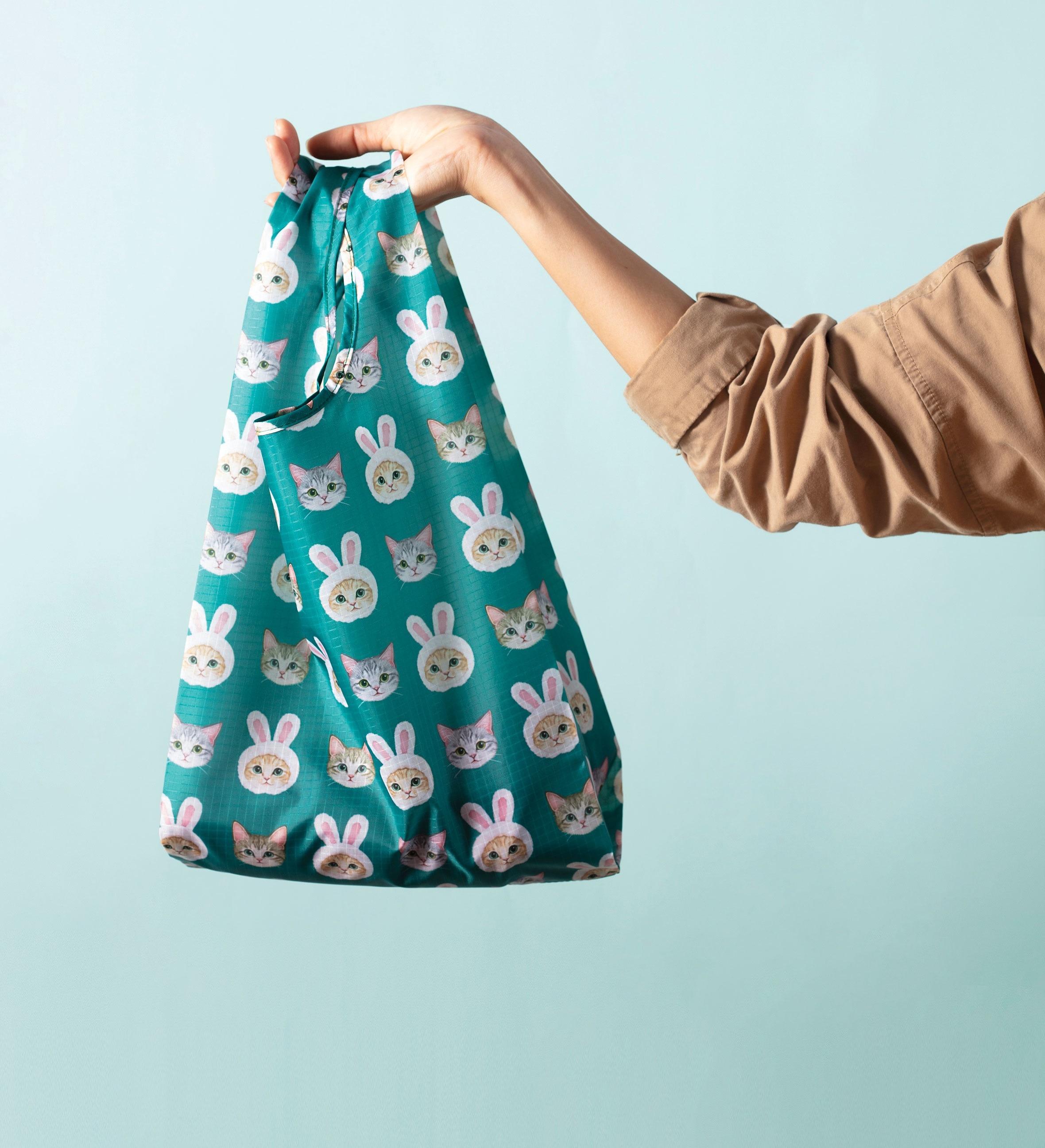 凡於各分店或網店,購買任何2盒月餅品,即可加$8換購可愛環保貓貓袋。