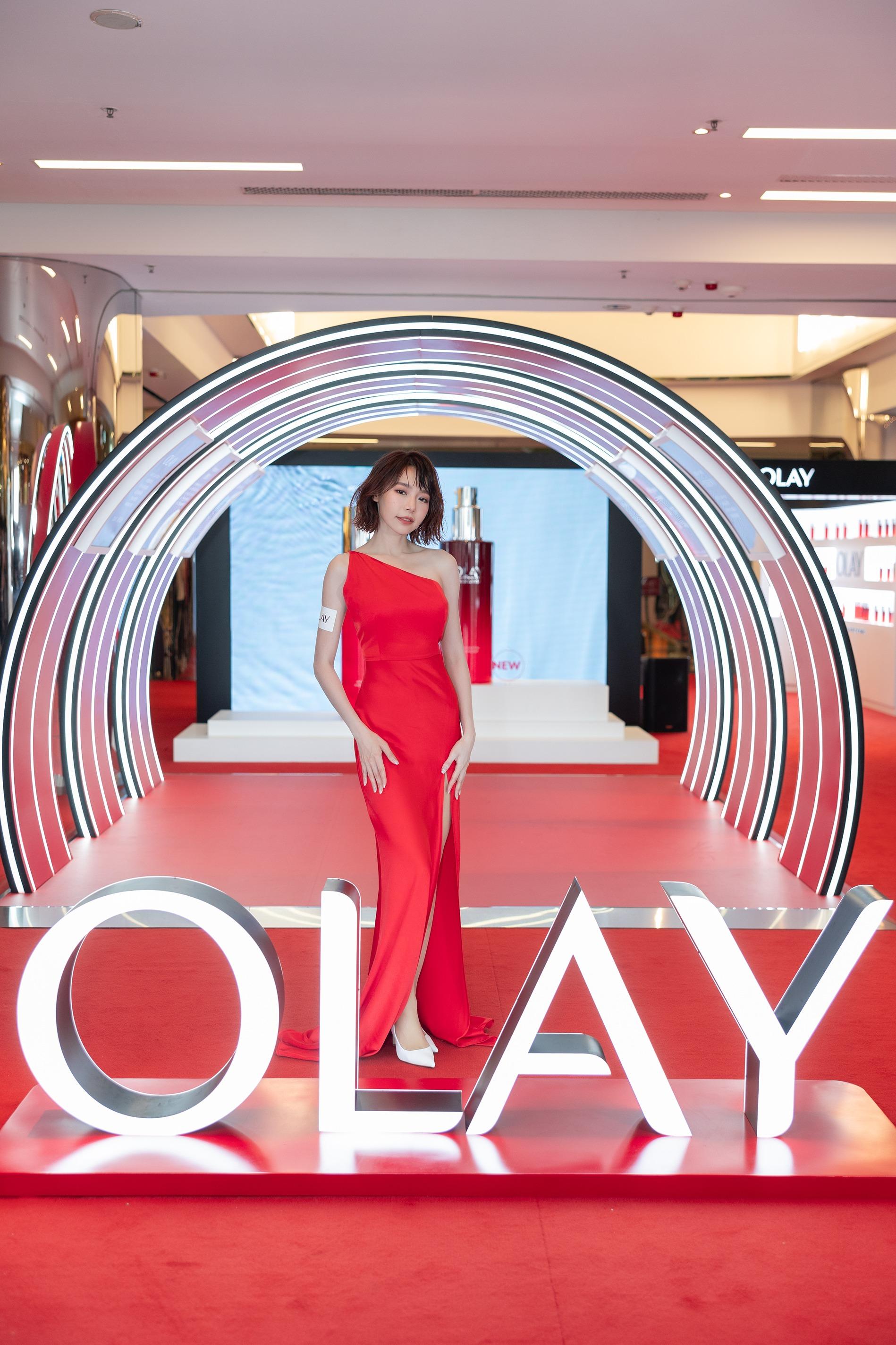 OLAY最近在太古城開設期間限定店,找來大馬女神林明禎開幕。