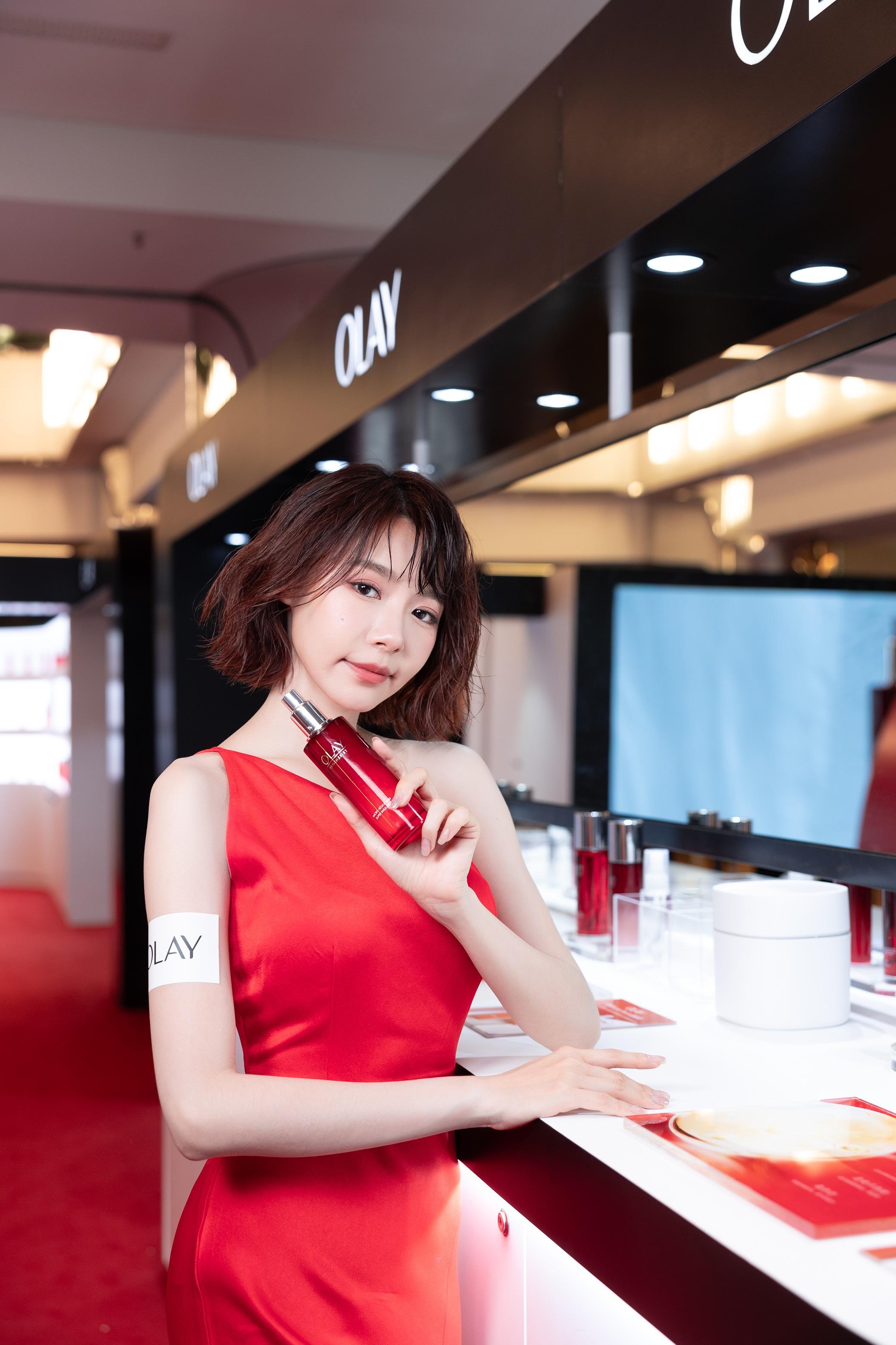 OLAY最近在太古城開設期間限定店,找來大馬女神林明禎開幕。