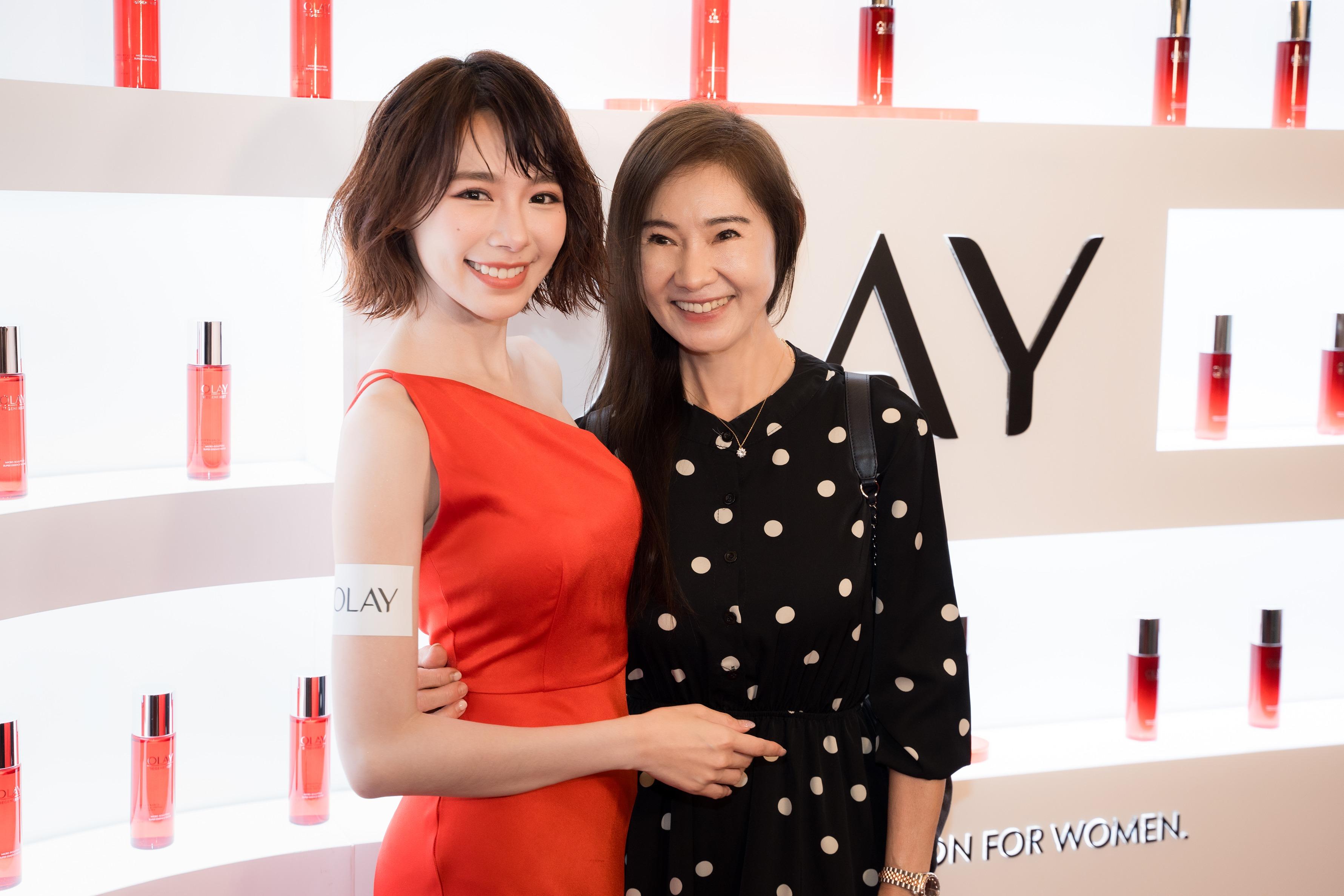 明禎與母親都是OLAY的用家。