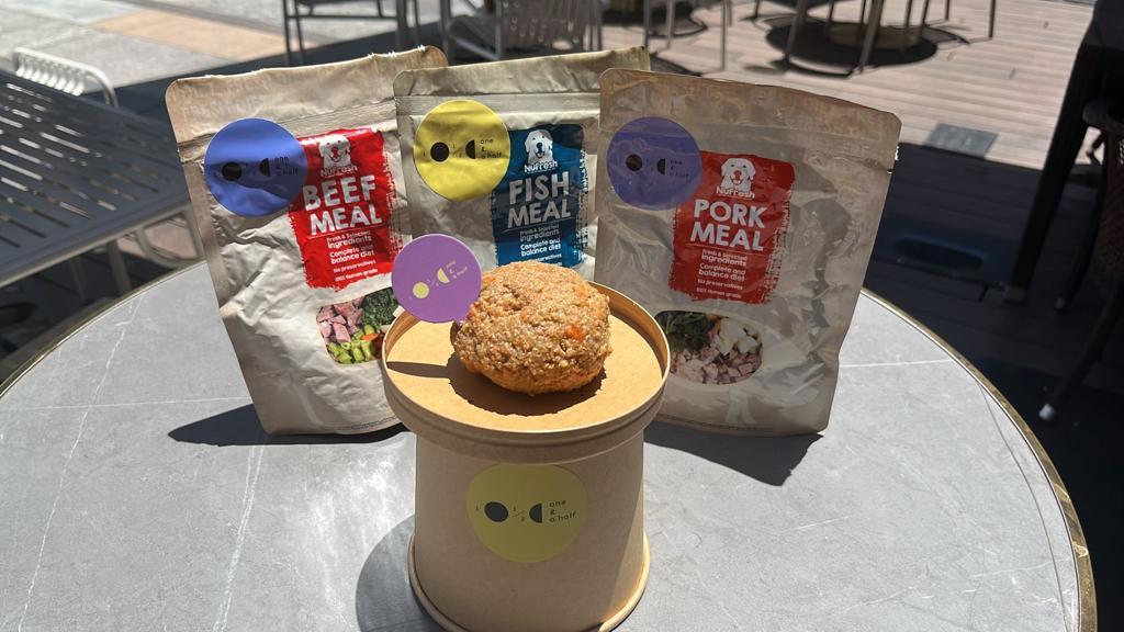 毛孩好去處│One & a half凡攜同寵物於戶外用餐區惠顧,並為寵物拍攝一張相片並上載到Instagram 及標註 “one& a half” 和 “Nufreshhk” ,即可以優惠價 HK$15 購買 Nufrush 狗糧主食(豬、牛、雞)一份及 One & a half 自 家製冰條一條!限量發售,送完即止。 另外,亦提供夏日戶外餐飲優惠,顧客於優惠期內於戶外用餐區惠顧主餐牌美食,即可享8折優惠。