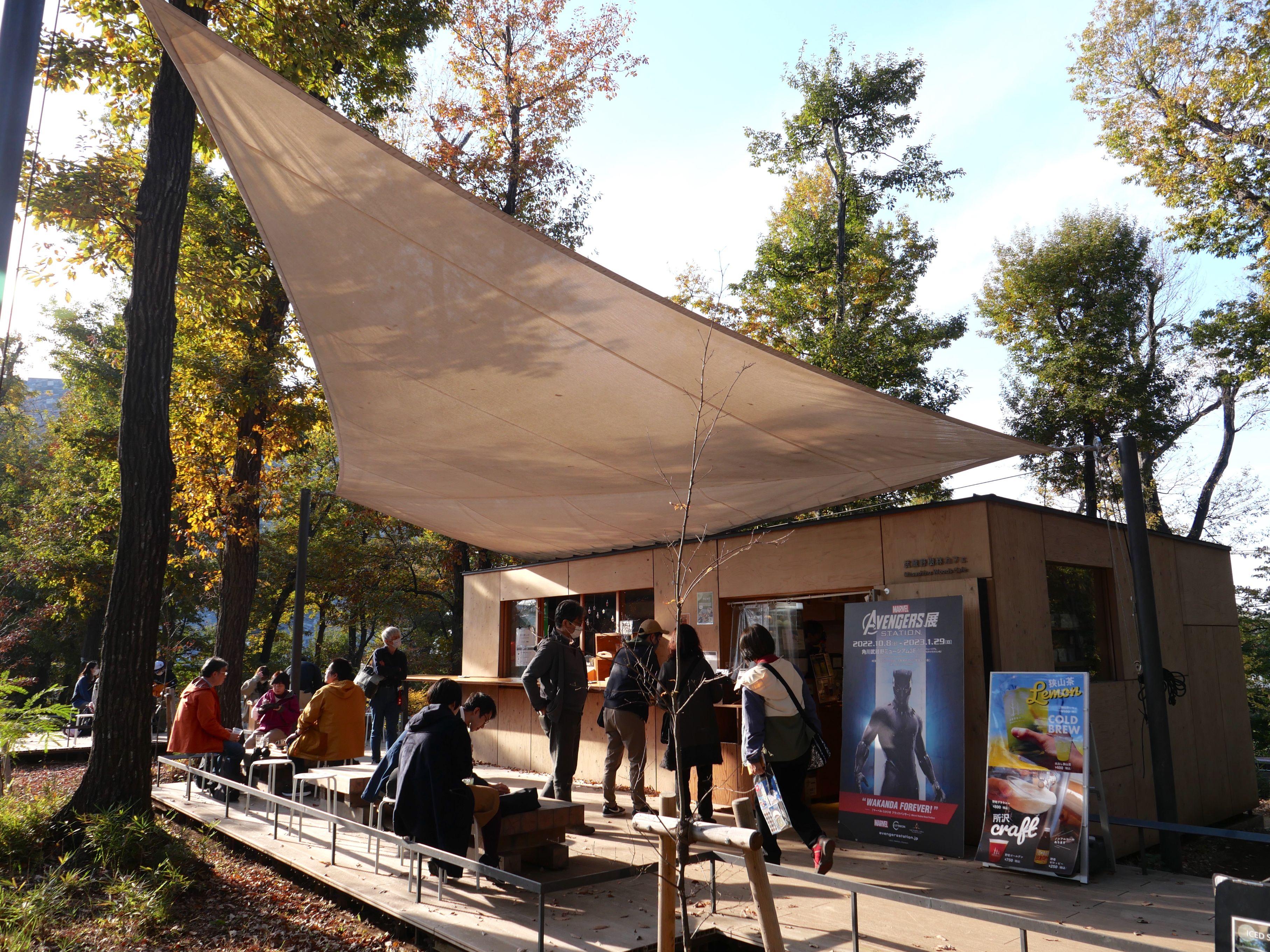 高聳樹木下的原木CAFÉ,出自日本建築大師隈研吾之手。