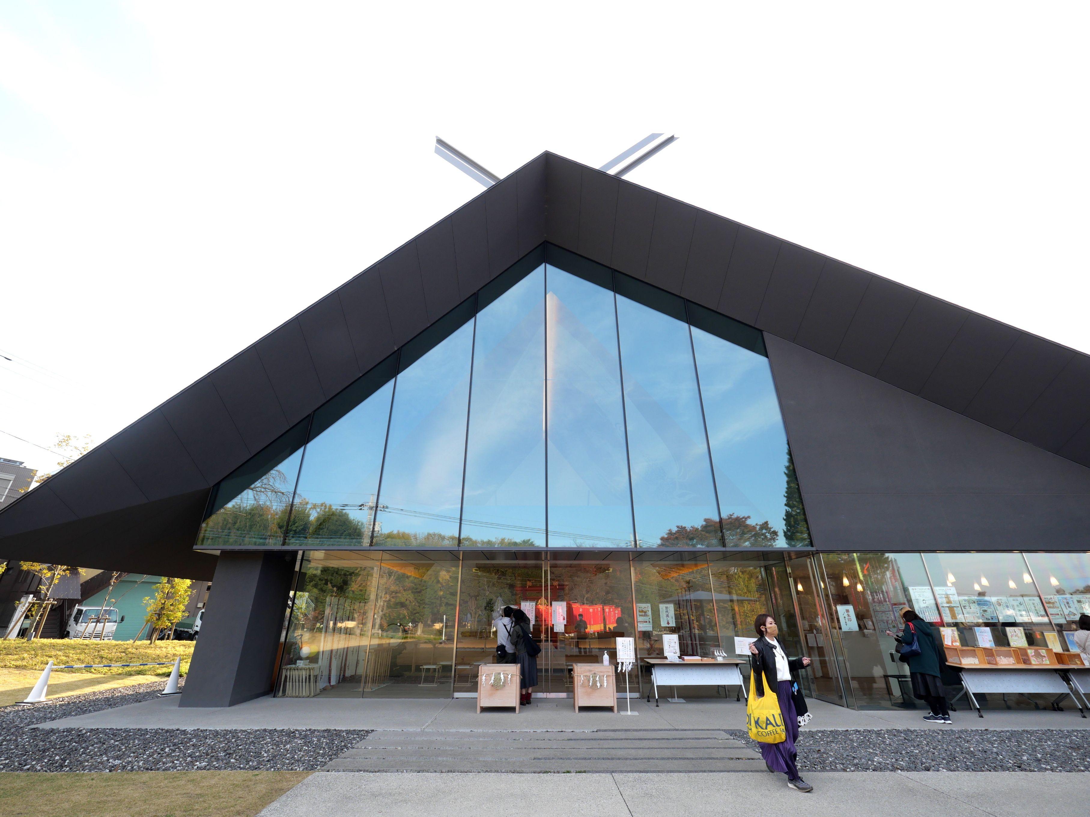 合掌造玻璃建築的武蔵野坐令和神社,糅合日本傳統與現代風格。