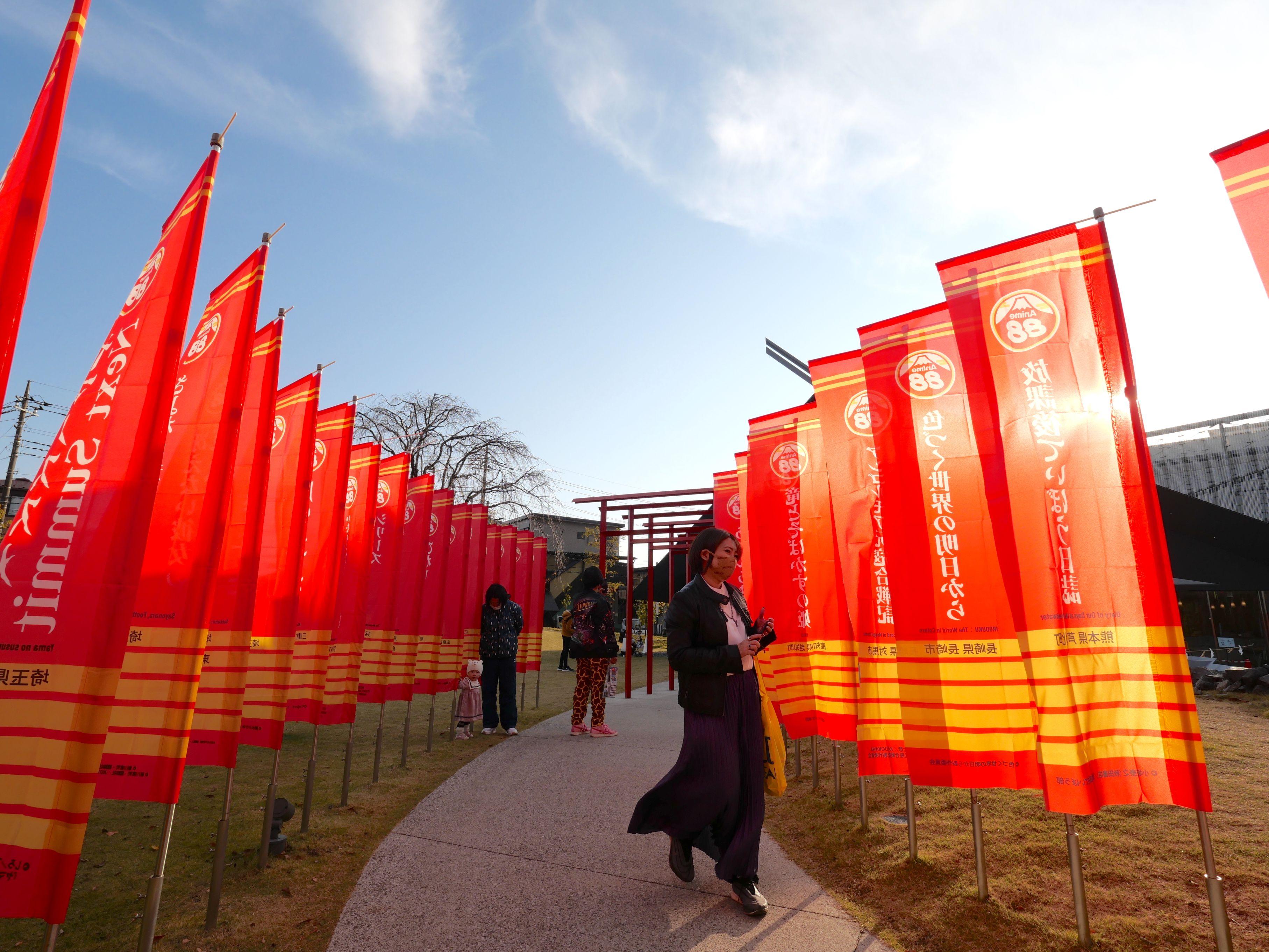神社前有一整排鳥居和直幡隧道,跟灰黑色的神社形成對比。