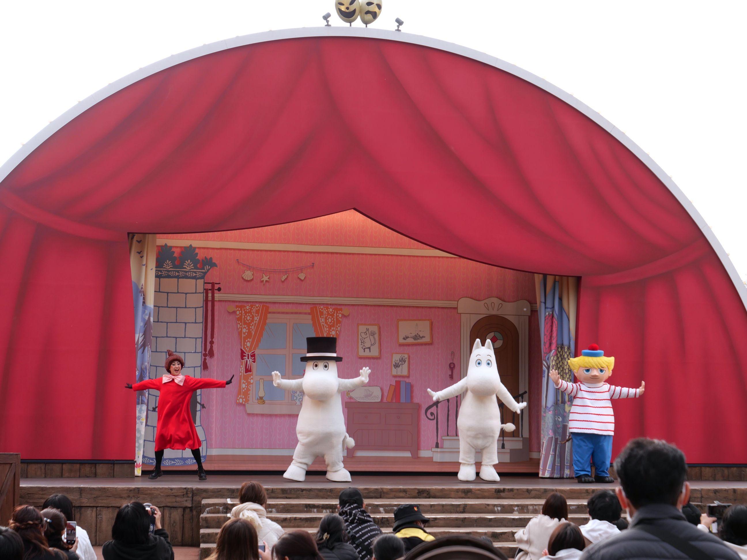 露天劇場「Emma teatteri」,每日有3場勁歌熱舞的表演。