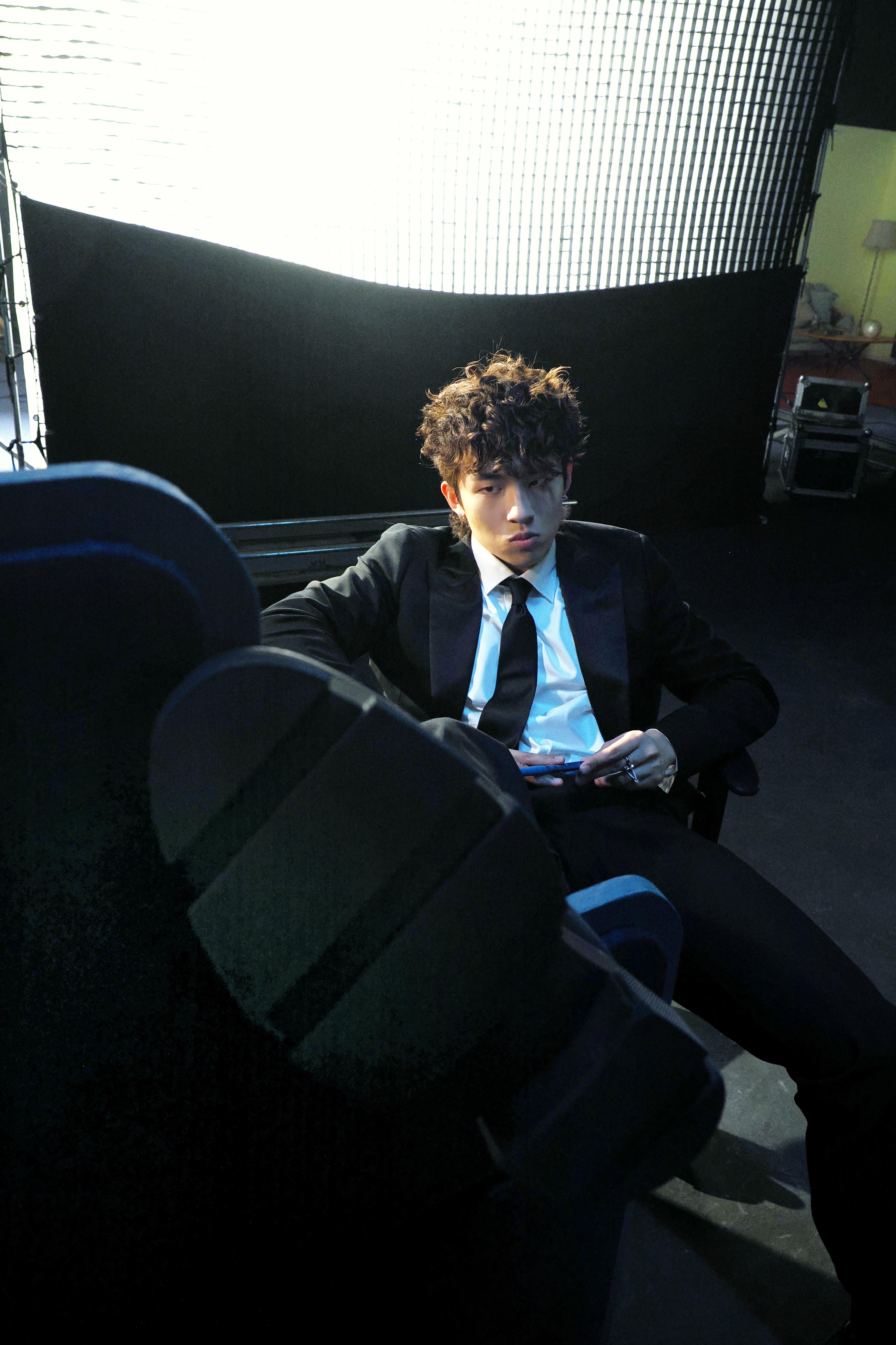 MV由一個辦公室場景開始,講ANSONBEAN無心工作。