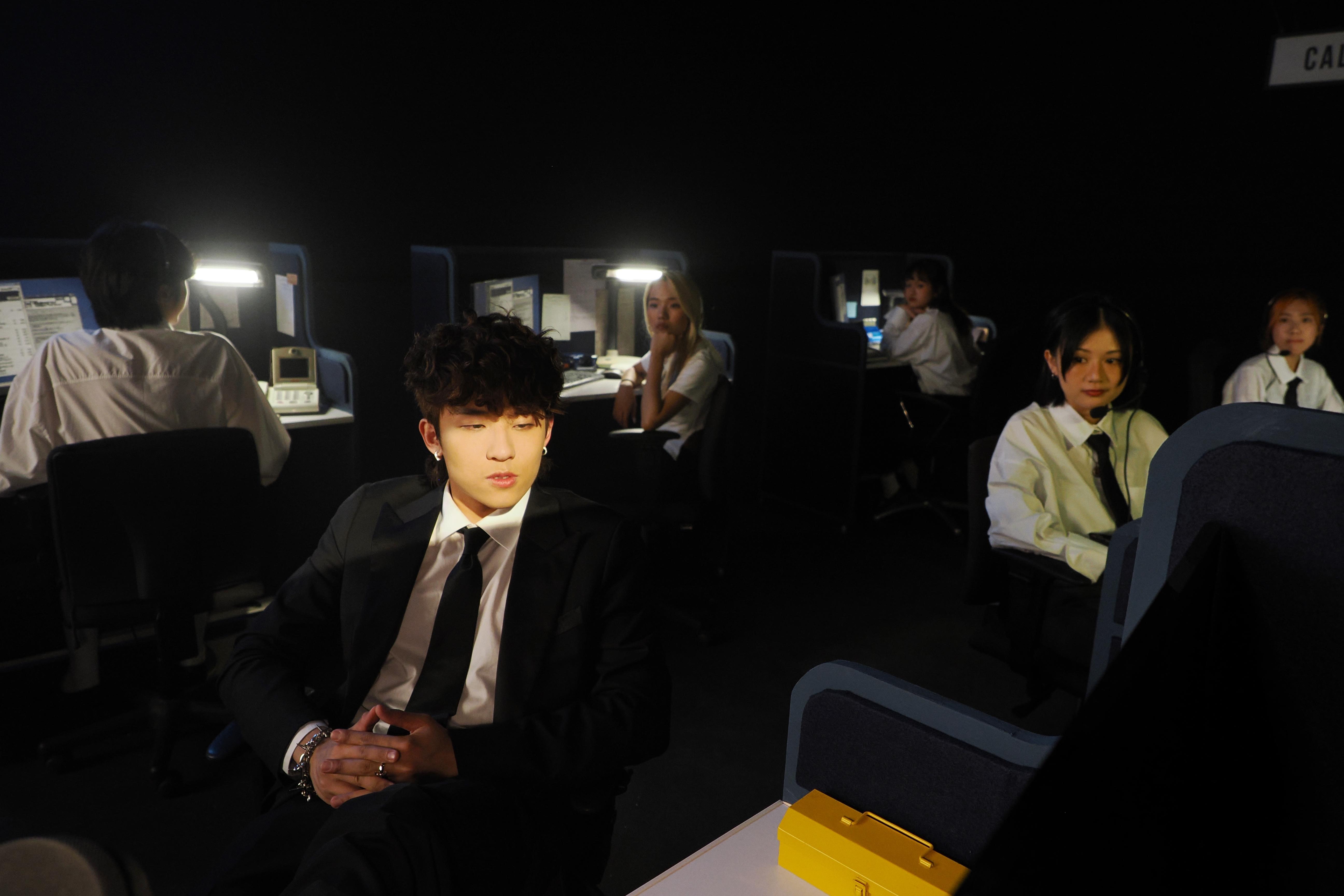 ANSONBEAN再次與SILVERSTRIKE合作,製作出充滿R&B味道的新歌《CALL ME(Late At Night)》。