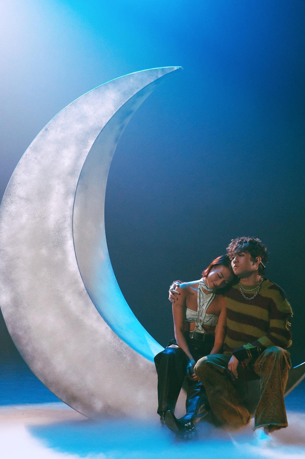 ANSONBEAN與女舞蹈員在巨型月亮下談情。