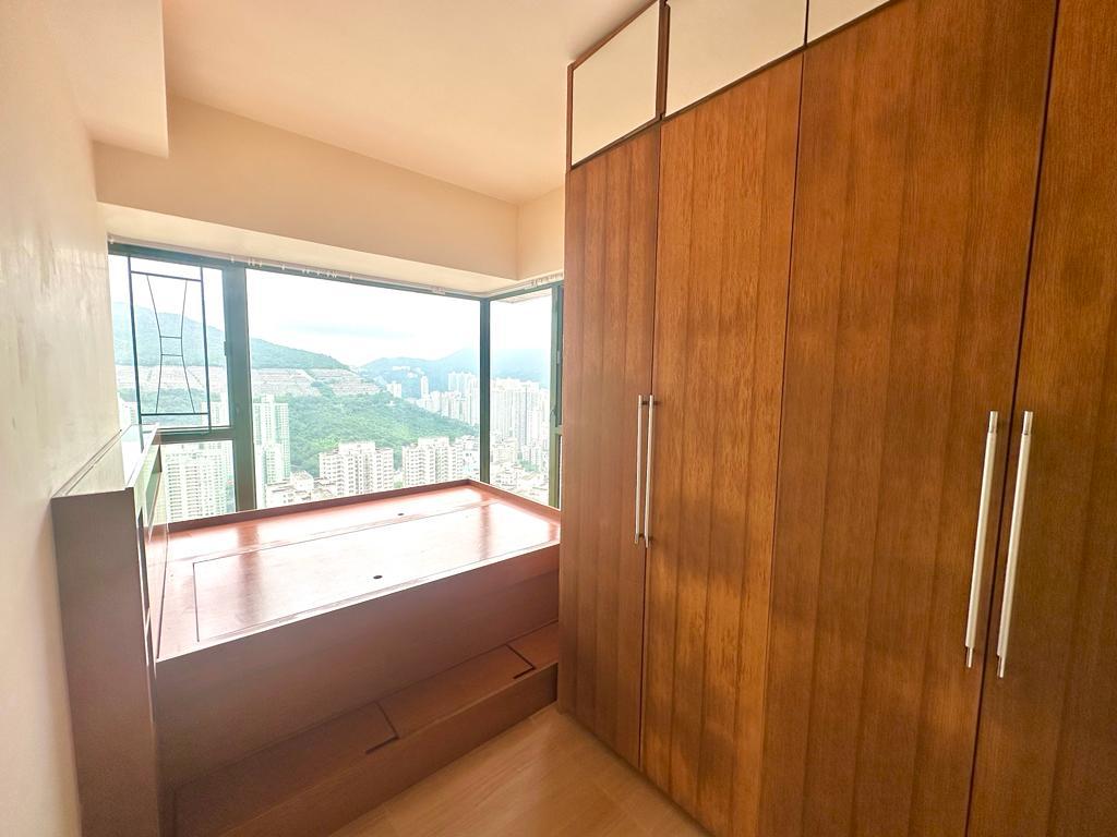 主人房設90度大窗,景致開揚。(代理提供)