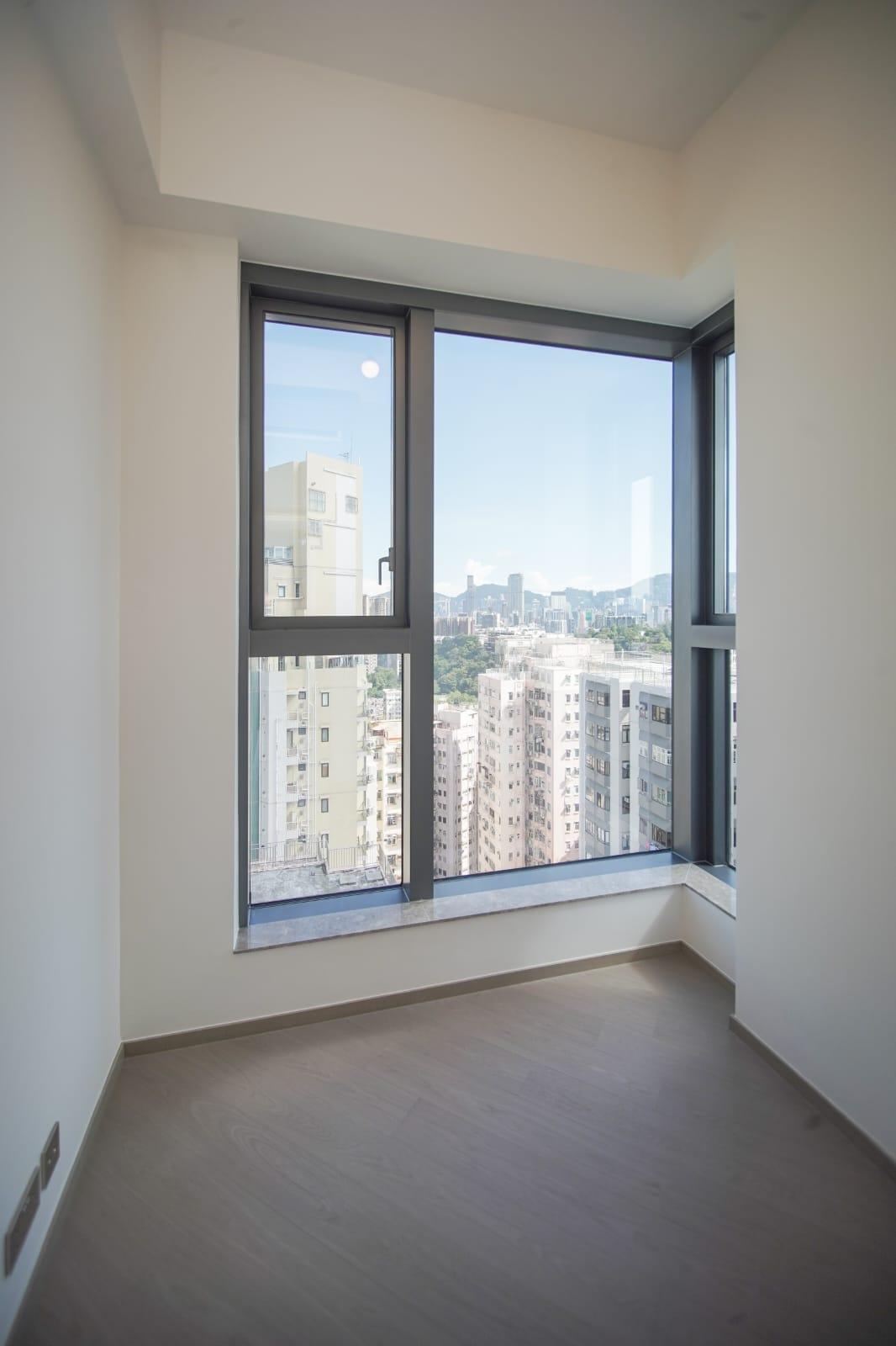 主人房設有L型大窗,視野闊落及採光度高。(李睿哲攝)