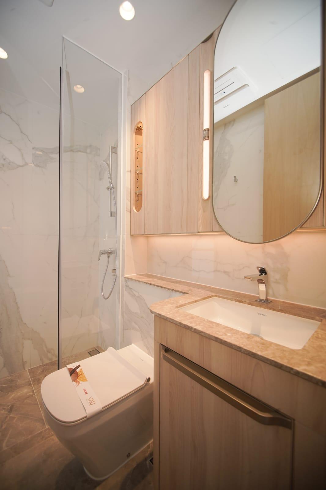 浴室採透明玻璃企缸設計,外接工作平台,方便晾曬衣物。(李睿哲攝)