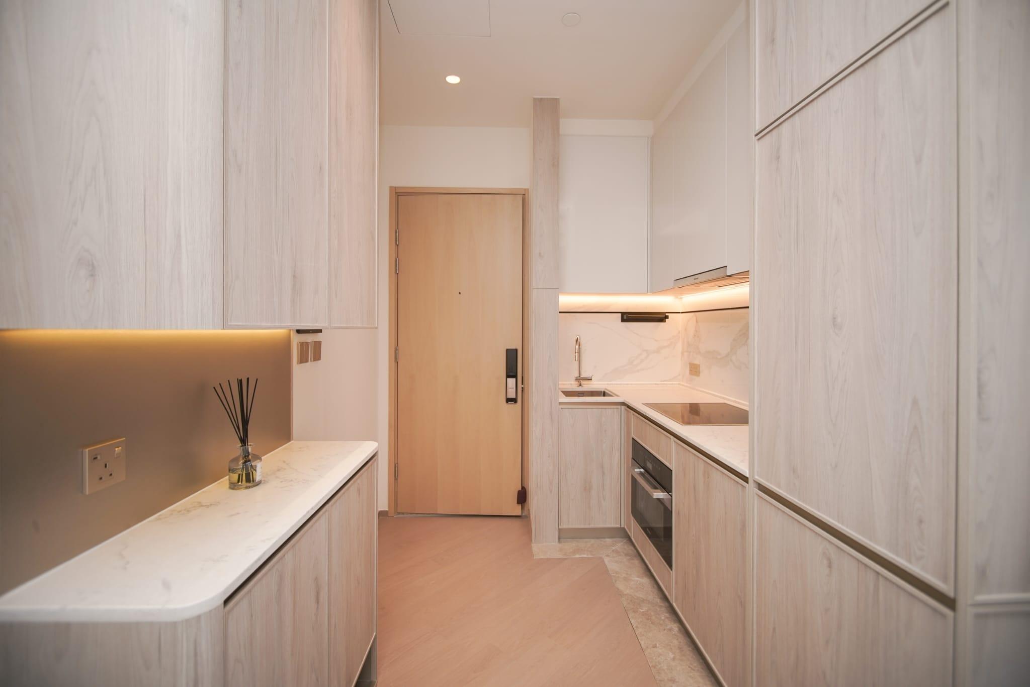 大門入口處開放式廚房,並設有儲物櫃和鞋櫃。(李睿哲攝)