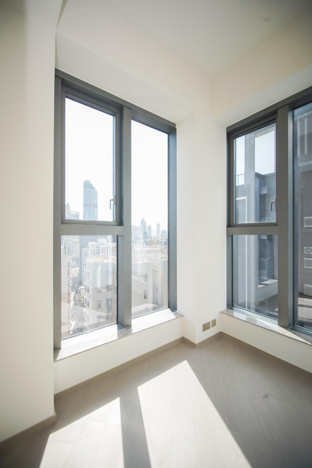 單位為一房設計,房間設有兩邊落地大玻璃窗,光猛開揚。(李睿哲攝)