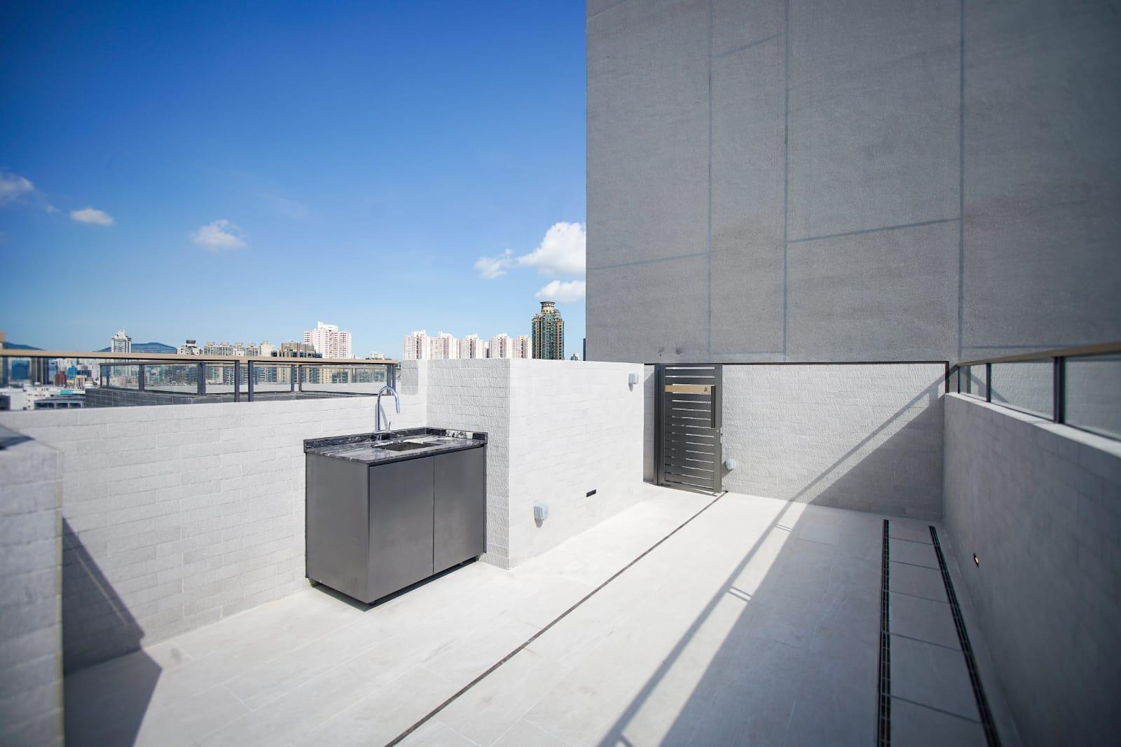 28樓A單位附有面積199方呎天台。(李睿哲攝)