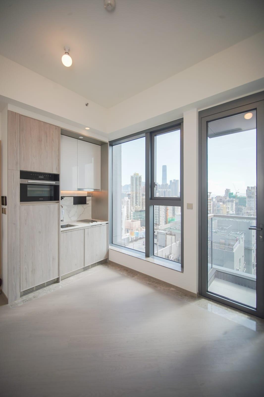 單位窗大而多,一室光猛開揚。(李睿哲攝)