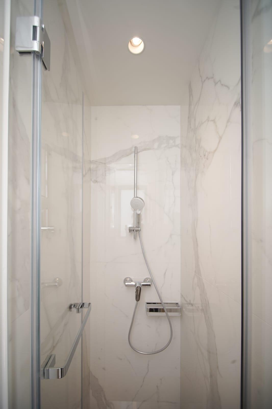 浴室採用歐洲及日本優質衛浴配套。(李睿哲攝)